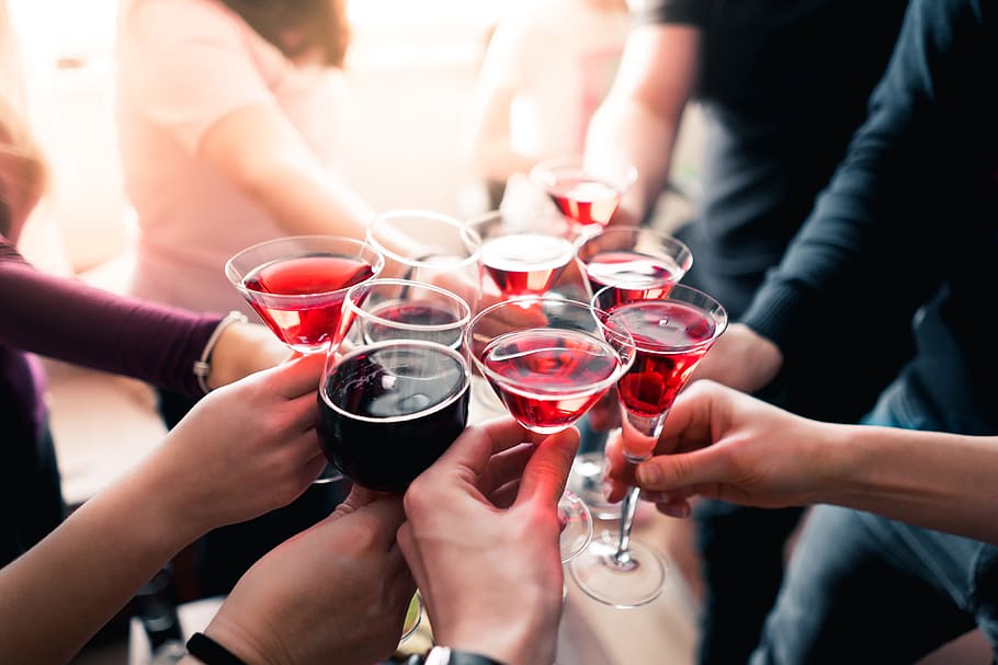 Birthday Party Group Of Friends Celebrating, Alcohol, - Friends Birthday Party Celebration - 910x607 Wallpaper Birthday Party Group Of Friends Celebrating, Alcohol, - Friends Birthday Party Celebration - 910x607 Wallpaper