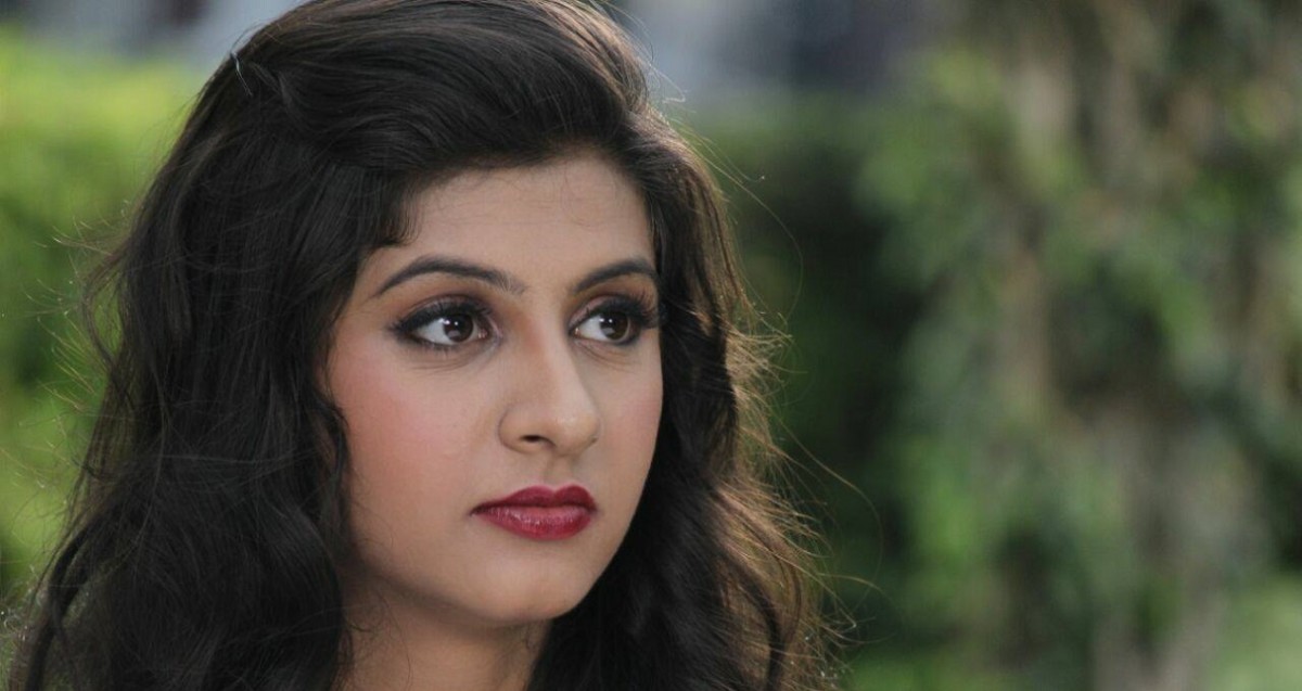 Yashika Kapoor - HD Wallpaper 