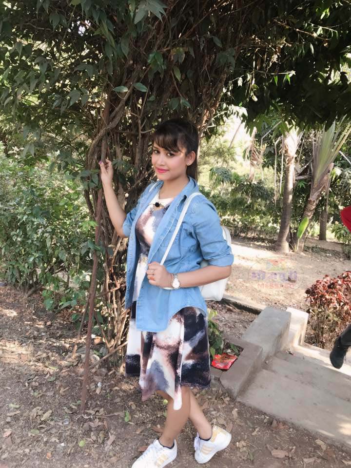 Bhojpuri Film Actress Trisha Khan - Tree - HD Wallpaper 