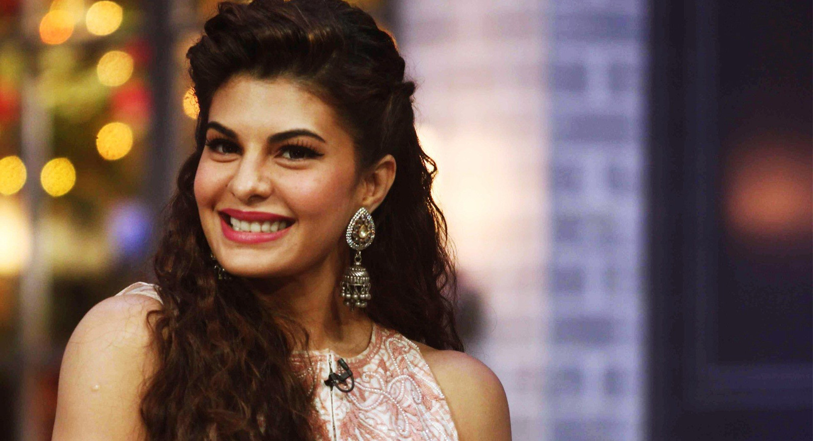 Jacqueline Fernandez Wallpapers Hd Cute Smile - HD Wallpaper 