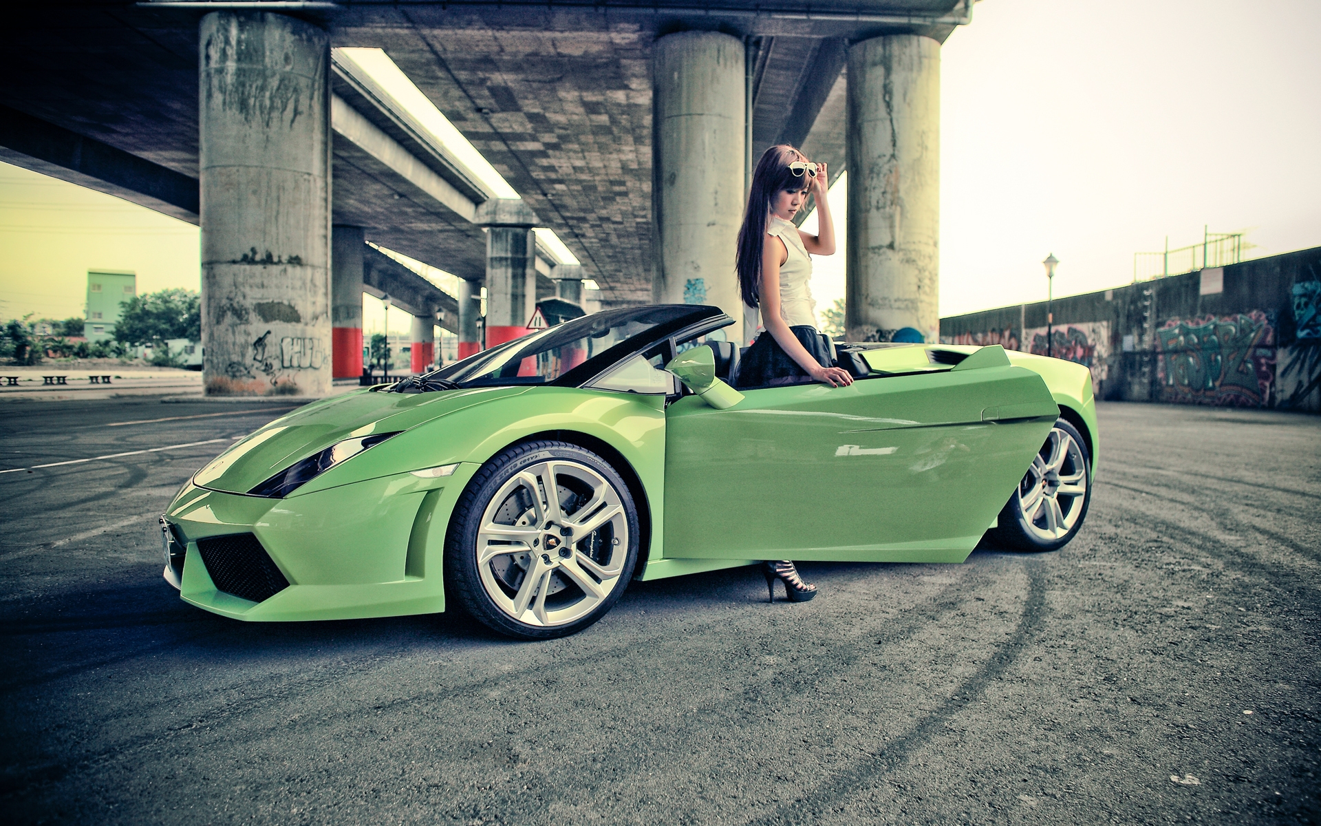 Girl With Lamborghini - HD Wallpaper 