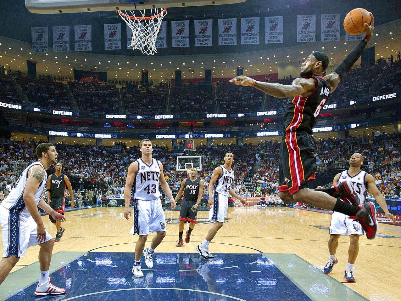 Lebron James Flying Dunk - HD Wallpaper 