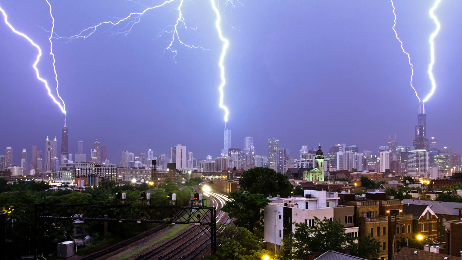 Lightning Strike On Building - HD Wallpaper 