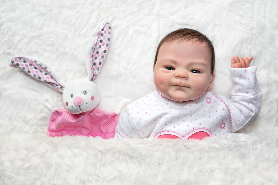 Baby Beside White Rabbit Plush Toy, Doll, Baby Doll, - Bayi Dengan Boneka - HD Wallpaper 