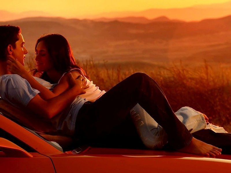 Romantic Couple Doing Romance In Car Hd Wallpapers - Romantic Couple With Car - HD Wallpaper 