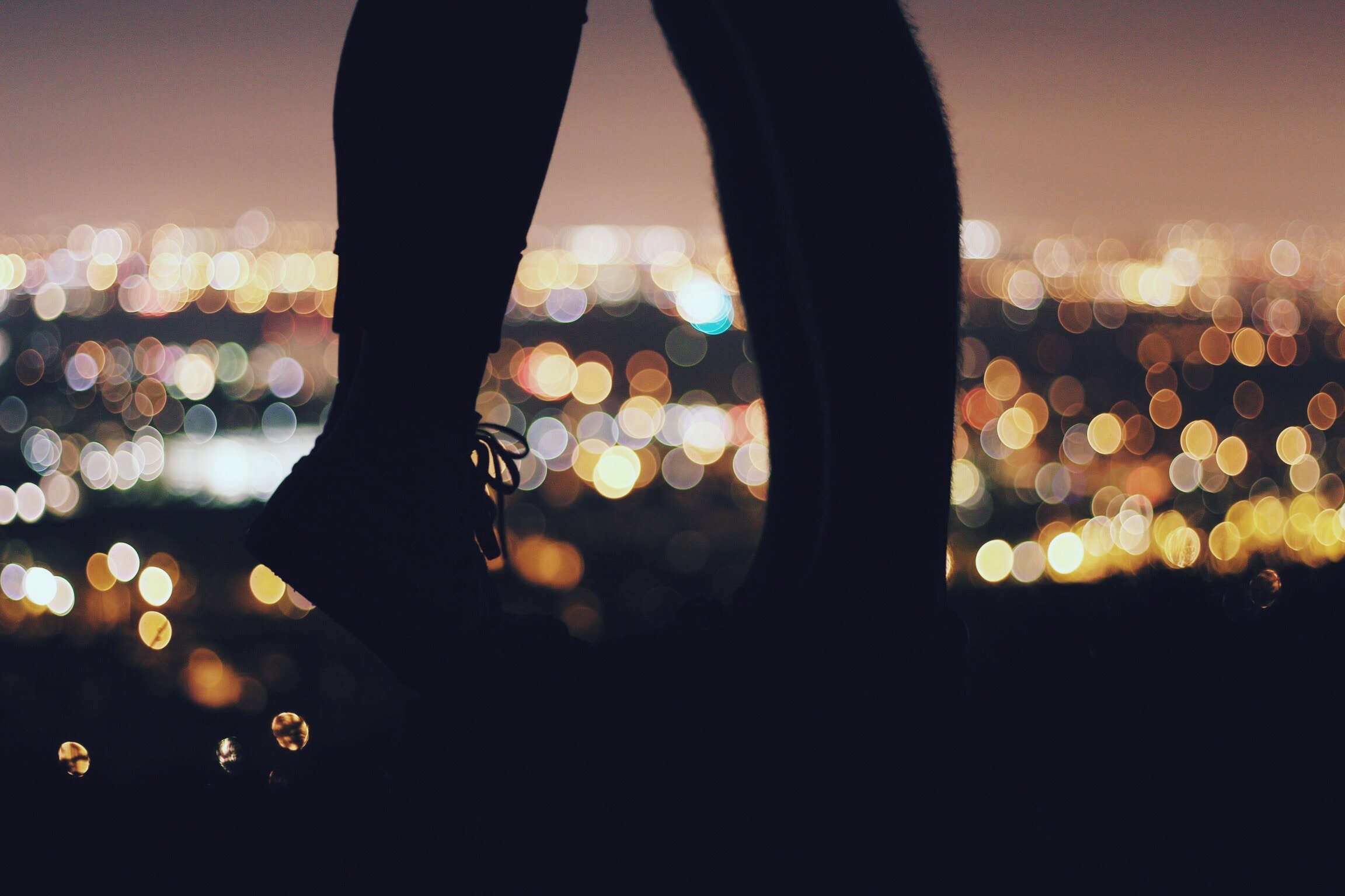 Night Lights Couple - HD Wallpaper 