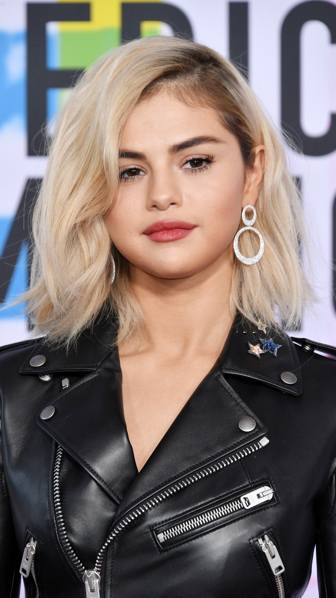Selena Gomez Blonde Iphone Wallpaper Resolution - Selena Gomez Amas 2017 - HD Wallpaper 