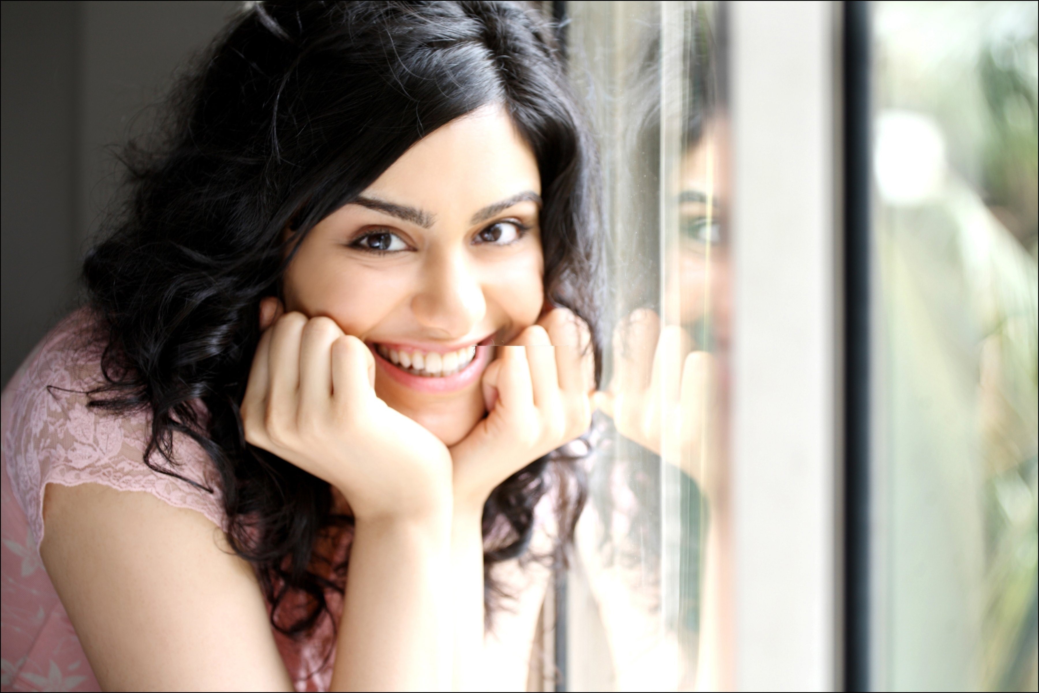 Actress With Cute Smile - HD Wallpaper 