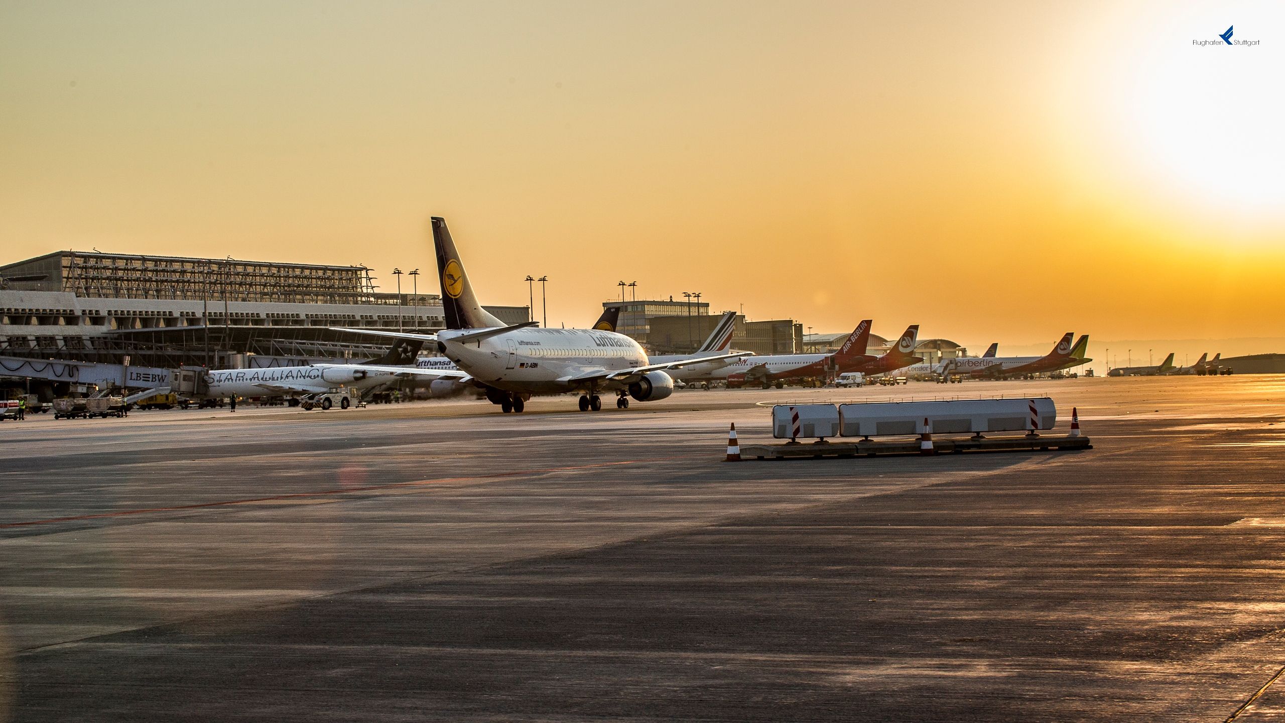 Frankfurt Airport - HD Wallpaper 