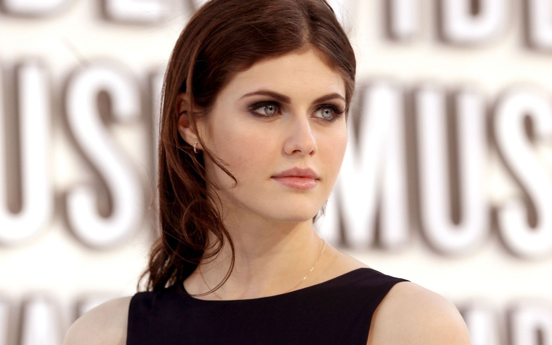 Alexandra Daddario - HD Wallpaper 