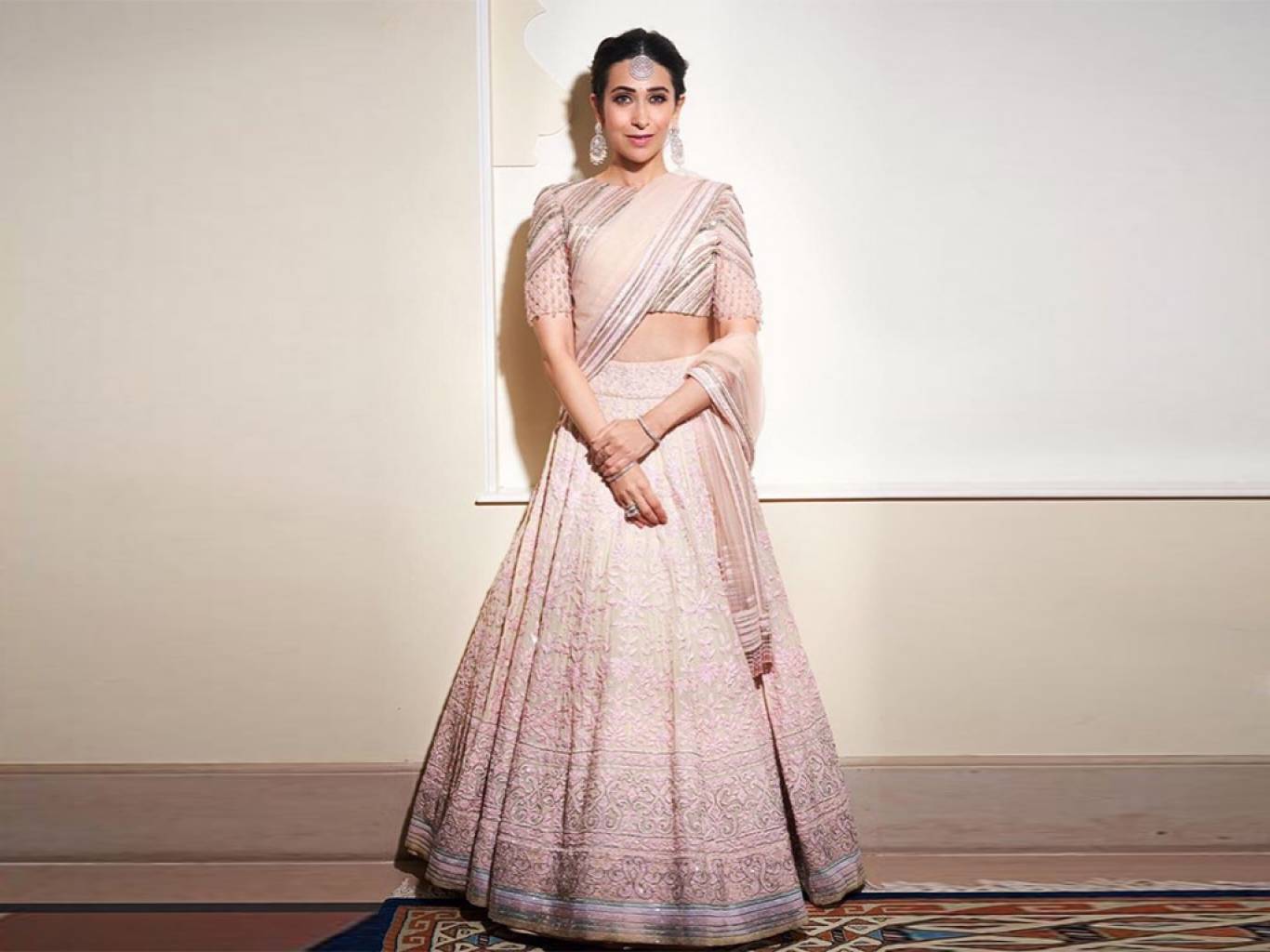 Karishma Kapoor Isha Ambani Sangeet - HD Wallpaper 