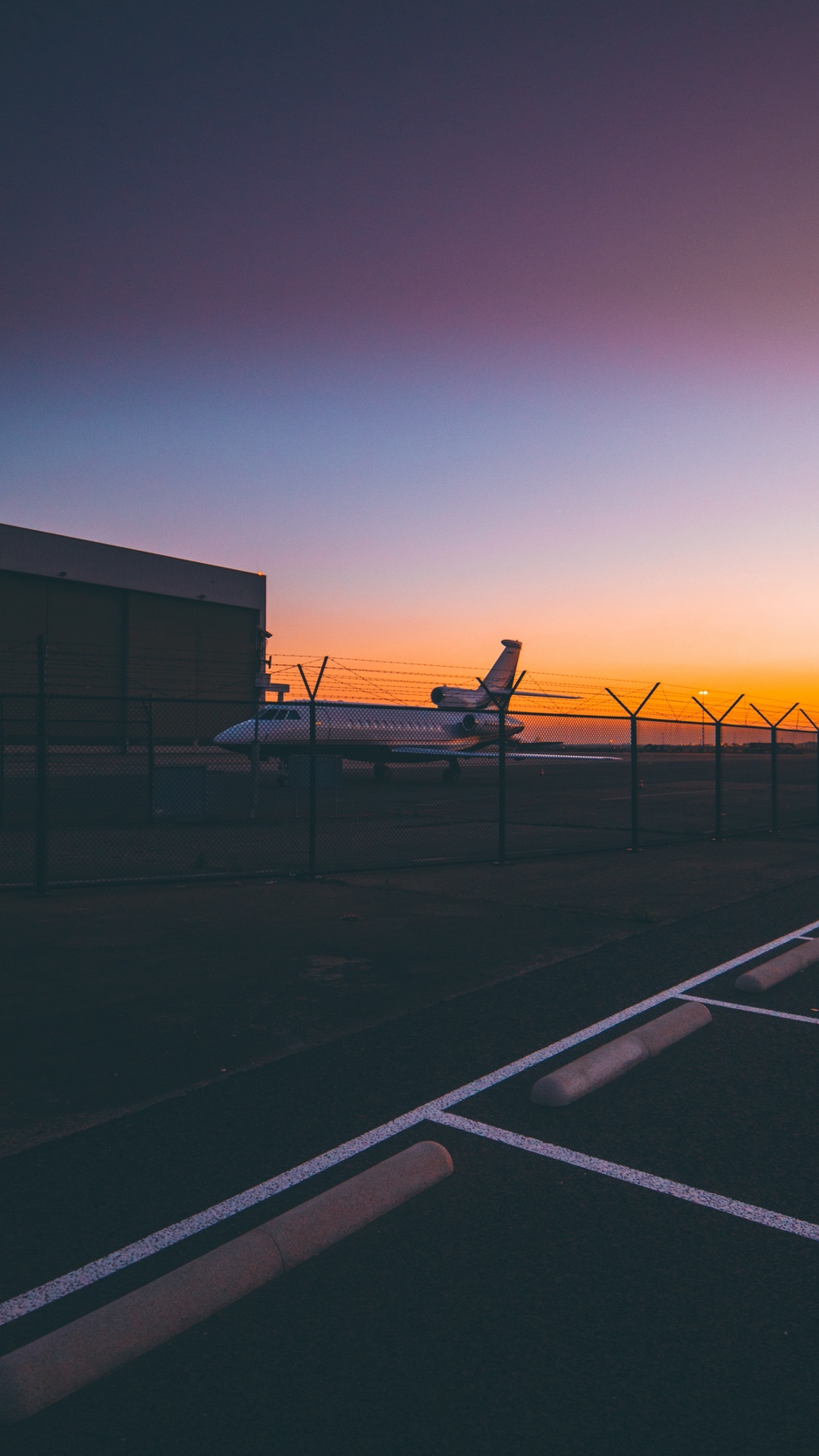 Wallpaper Airplane, Airport, Runway, Sunset - Airport Runway Wallpaper Iphone - HD Wallpaper 