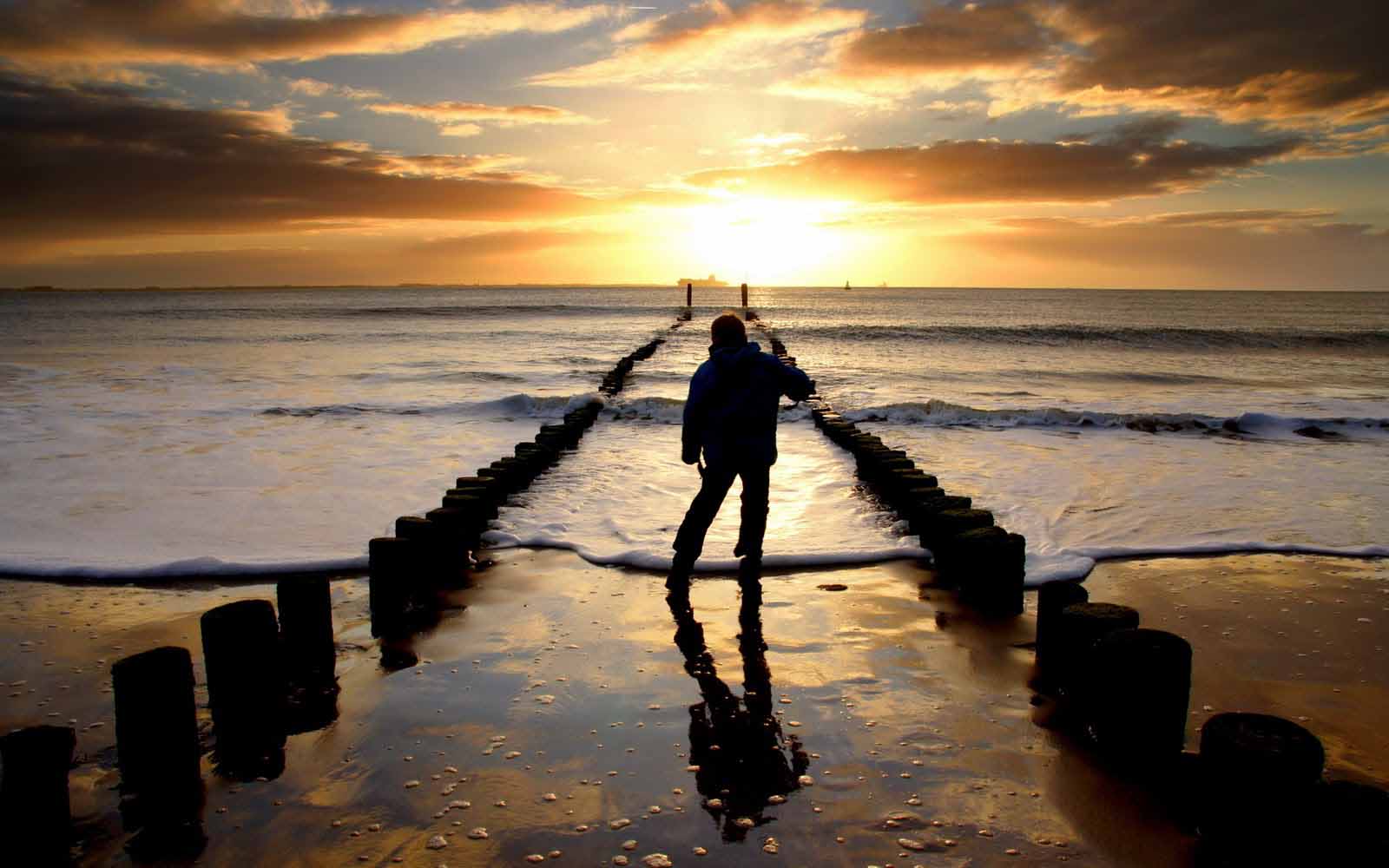 High Quality Loneliness Images Collection For Desktop - HD Wallpaper 