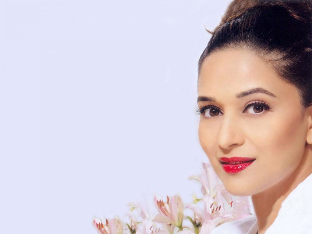 Madhuri Dixit - HD Wallpaper 