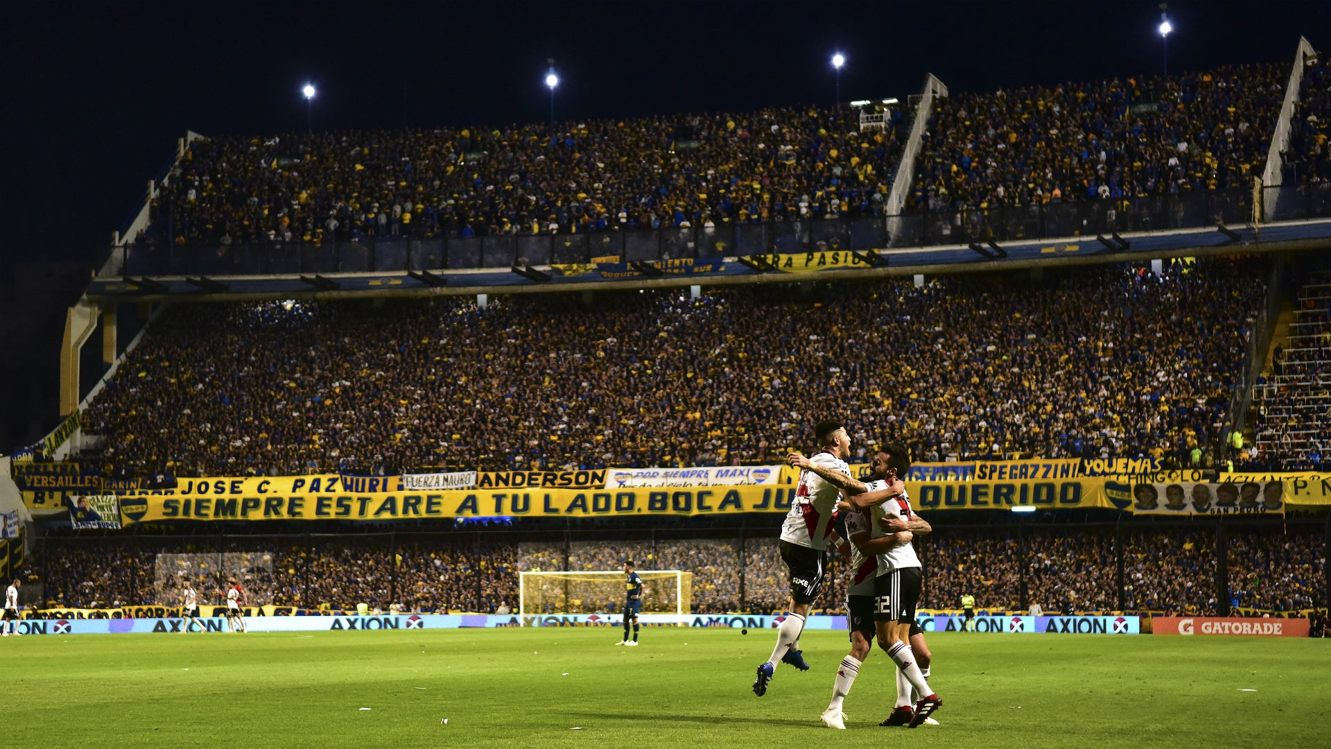 River Plate Players Celebrate A Goal At La Bombonera - Boca Juniors River Plate Rivalry - HD Wallpaper 