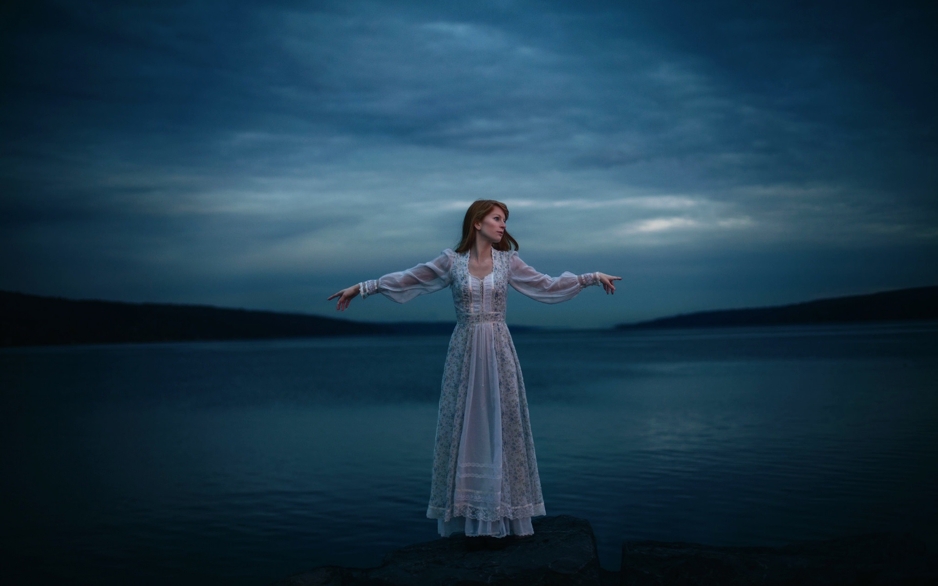 Wallpaper Lonely Girl, Lake, White Dress, Night - Girl In Night Images Hd - HD Wallpaper 