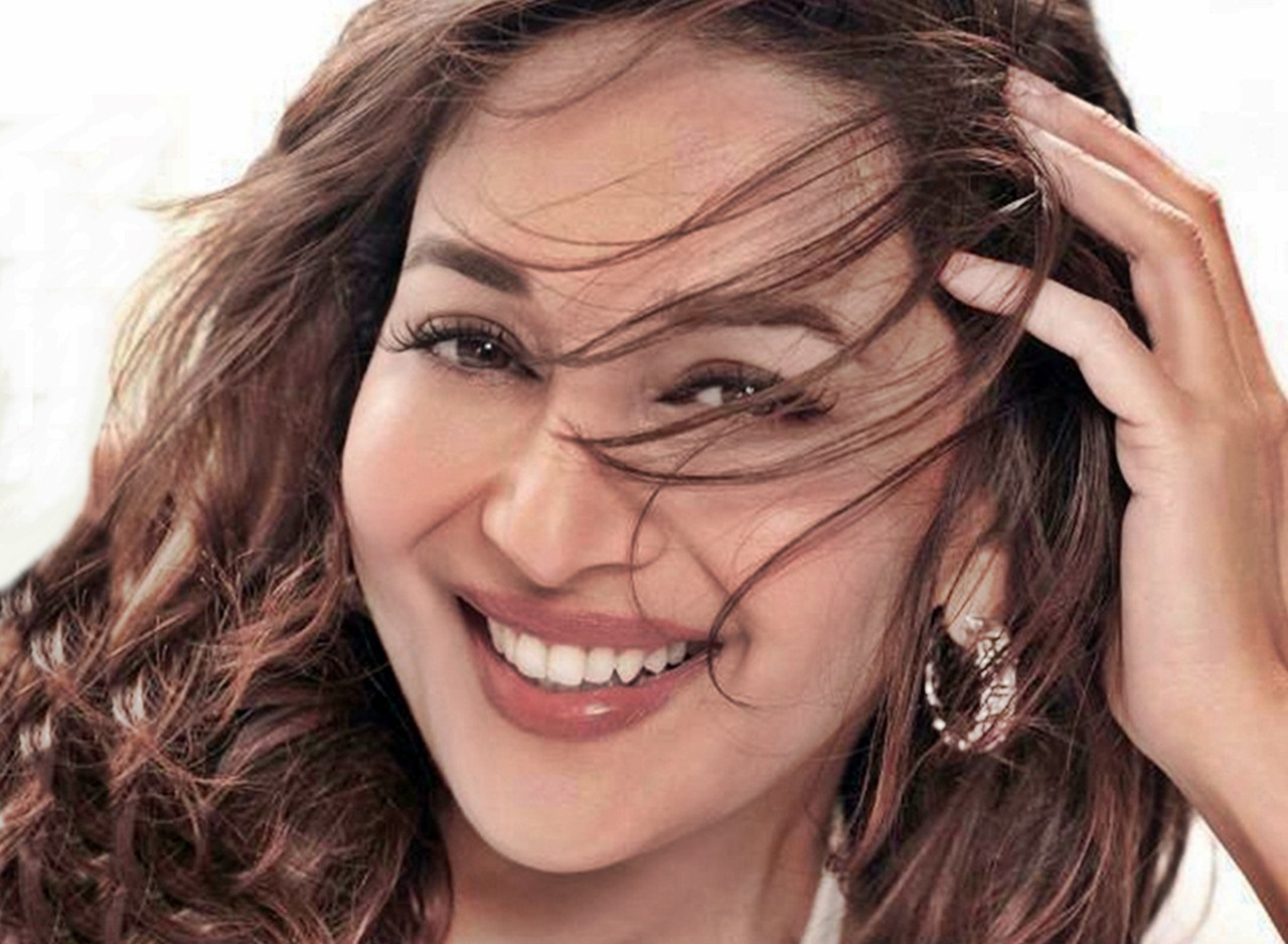 Madhuri Dixit Cute Widescreen Desktop - Madhuri D Photo Download - HD Wallpaper 