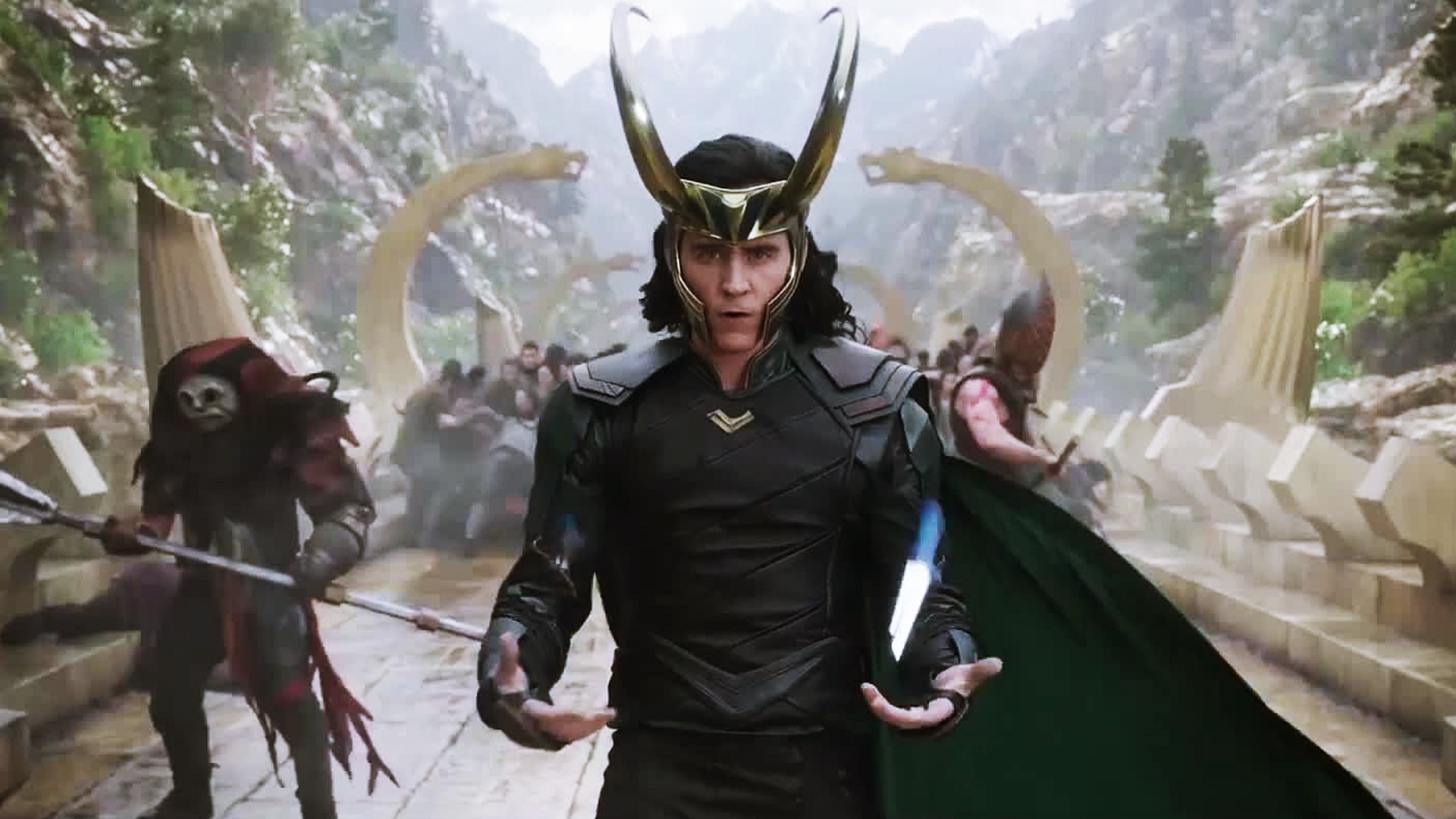 Tom Hiddleston As Loki In Thor Ragnarok Wallpaper - Tom Hiddleston As Loki In Thor Ragnarok - HD Wallpaper 