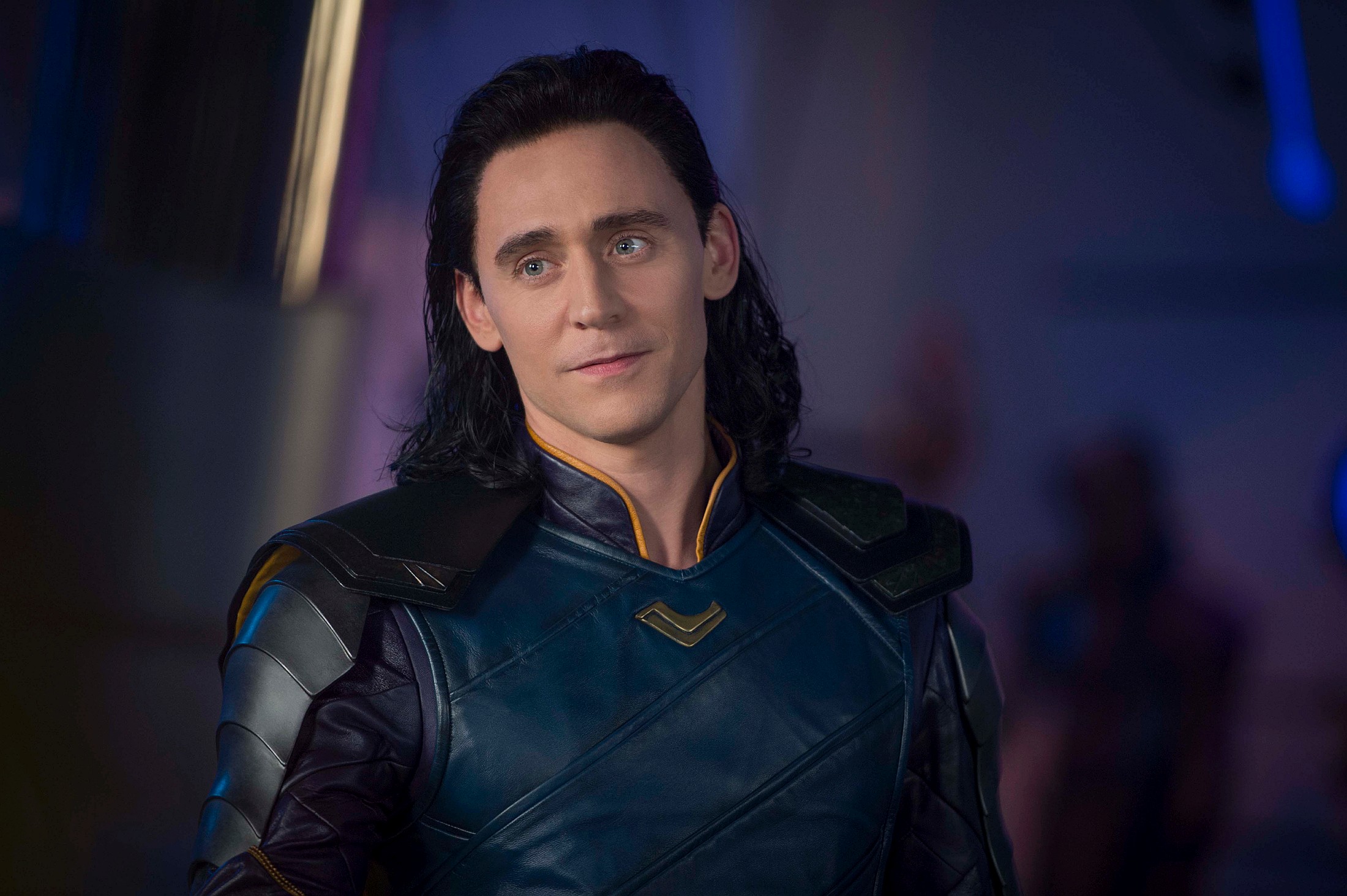 Tom Hiddleston Thor Ragnarok - HD Wallpaper 