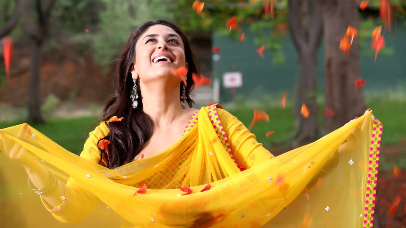 Kareena Kapoor Khan-photo Hd Wallpapers2015 - Kareena Kapoor In Yellow Dress - HD Wallpaper 