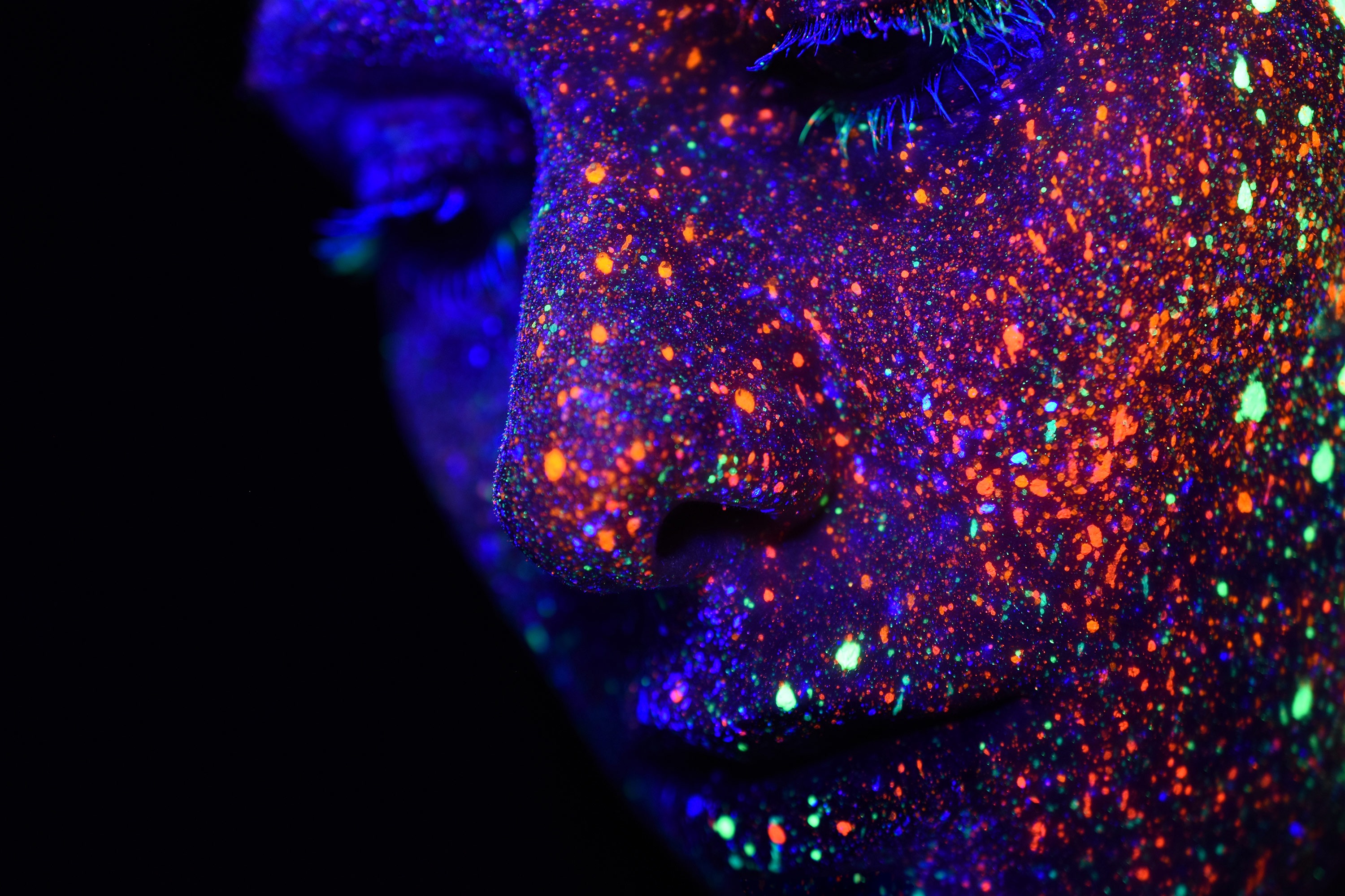 Glow In The Dark Paint Splatter - HD Wallpaper 