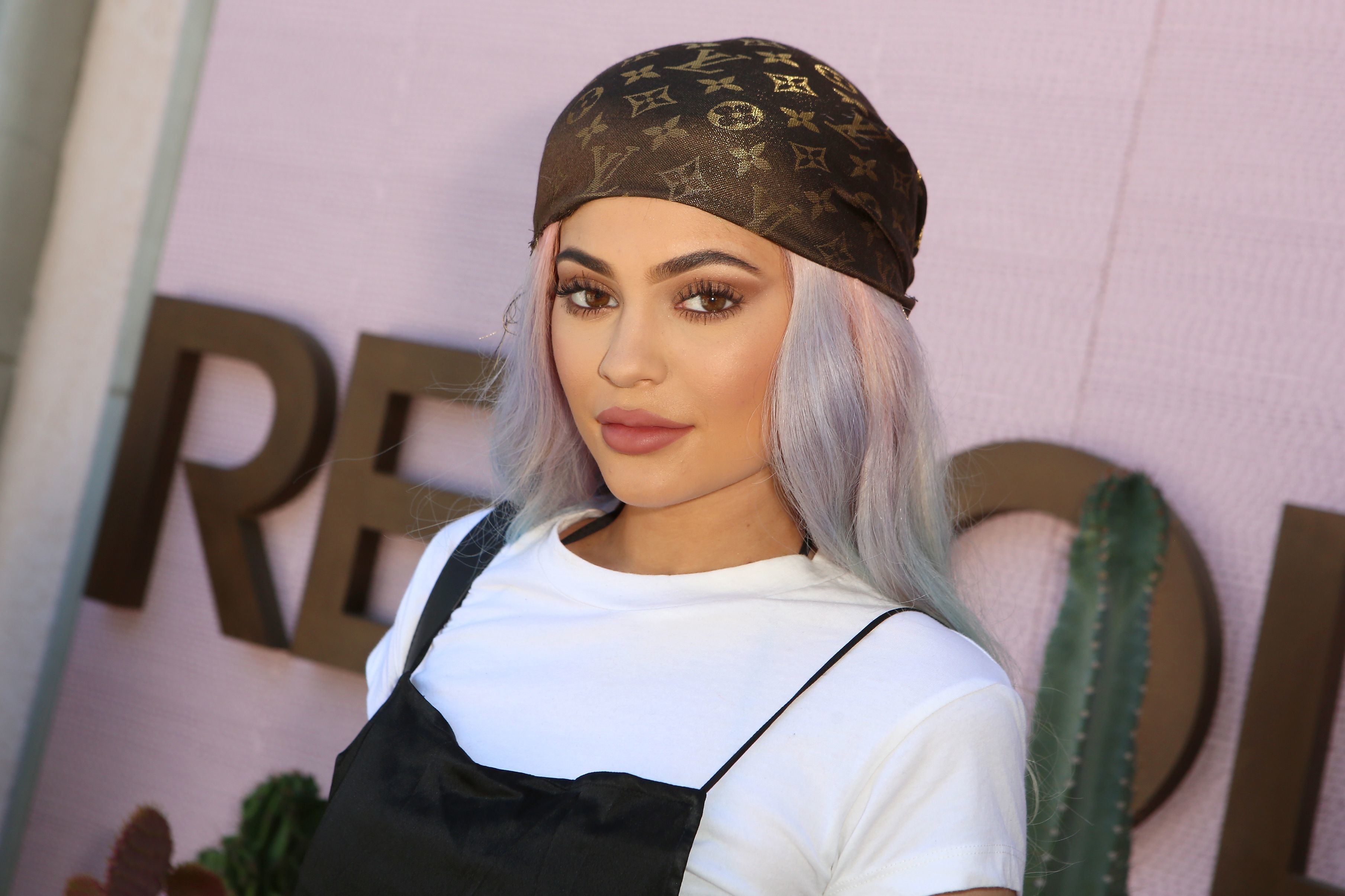 Kylie Jenner In White Hair Style Wallpaper - Kylie Jenner Wearing A Durag - HD Wallpaper 