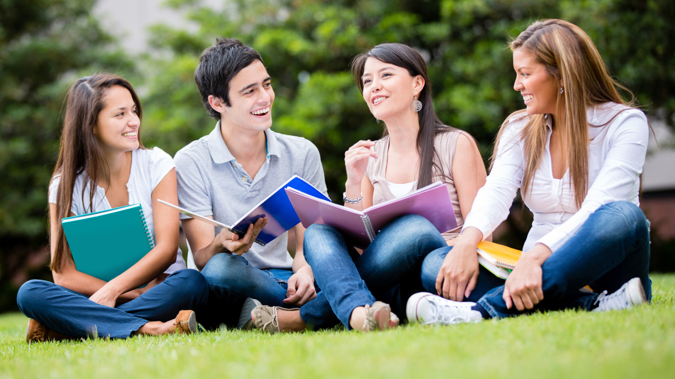 Students Wallpapers-c347o4h - Campus Happy College Students - 1366x768 Wallpaper Students Wallpapers-c347o4h - Campus Happy College Students - 1366x768 Wallpaper
