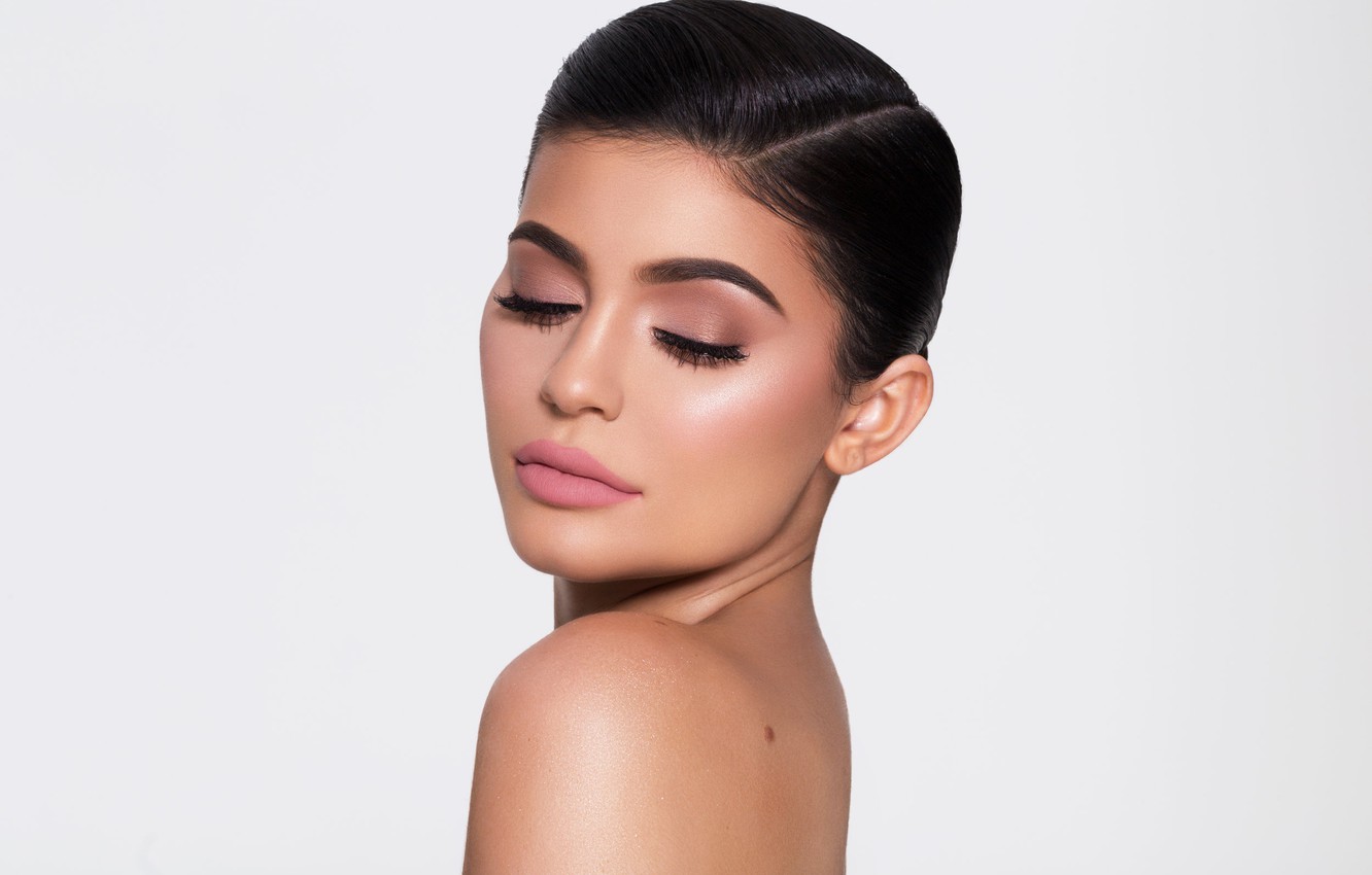 Photo Wallpaper Portrait, Makeup, Kylie Jenner - Lipstick One Wish Matte Kylie Cosmetics - HD Wallpaper 