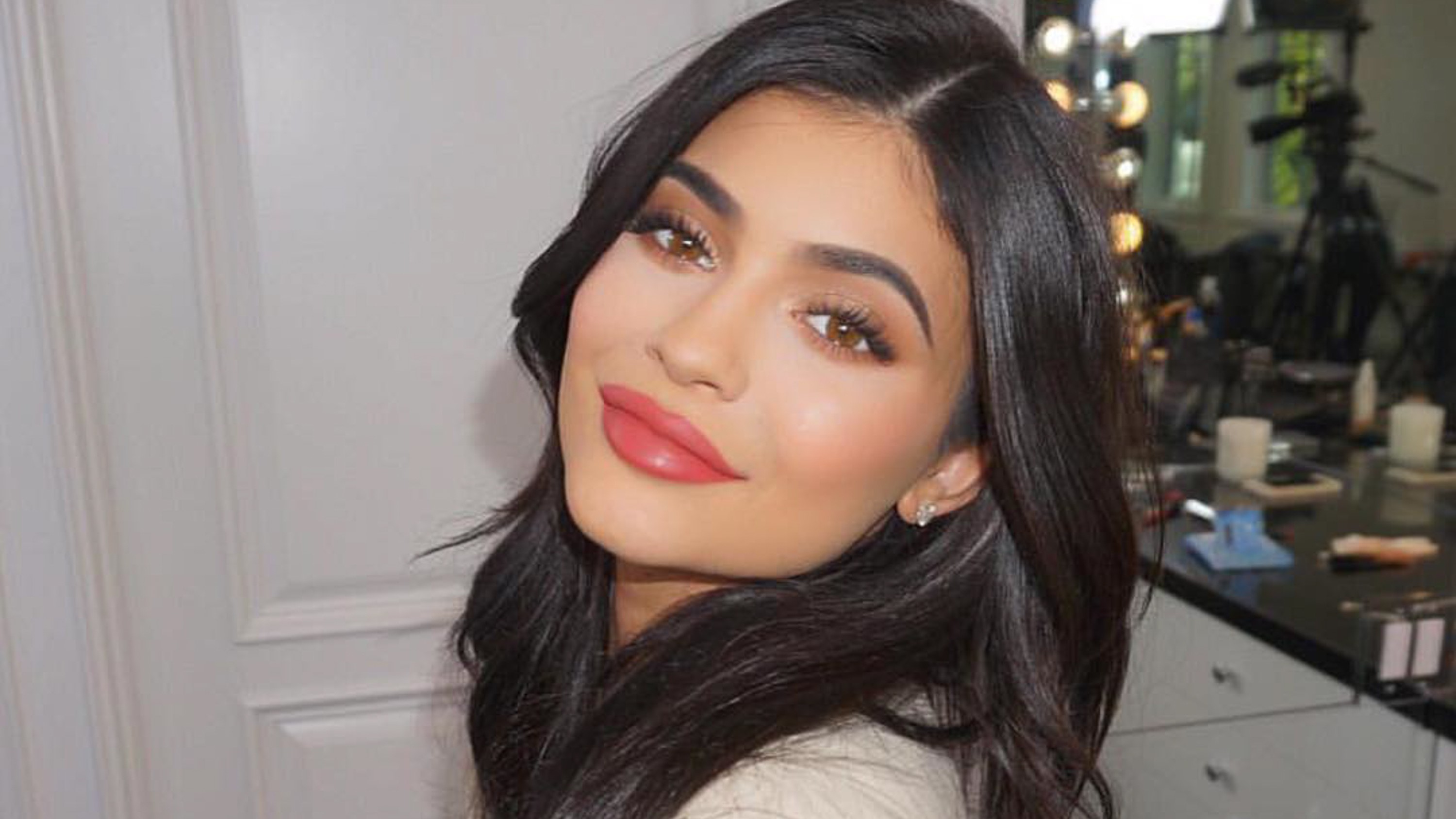 American Celebrity Kylie Jenner Hd Wallpapers - Kristen Lip Kit Kylie - HD Wallpaper 