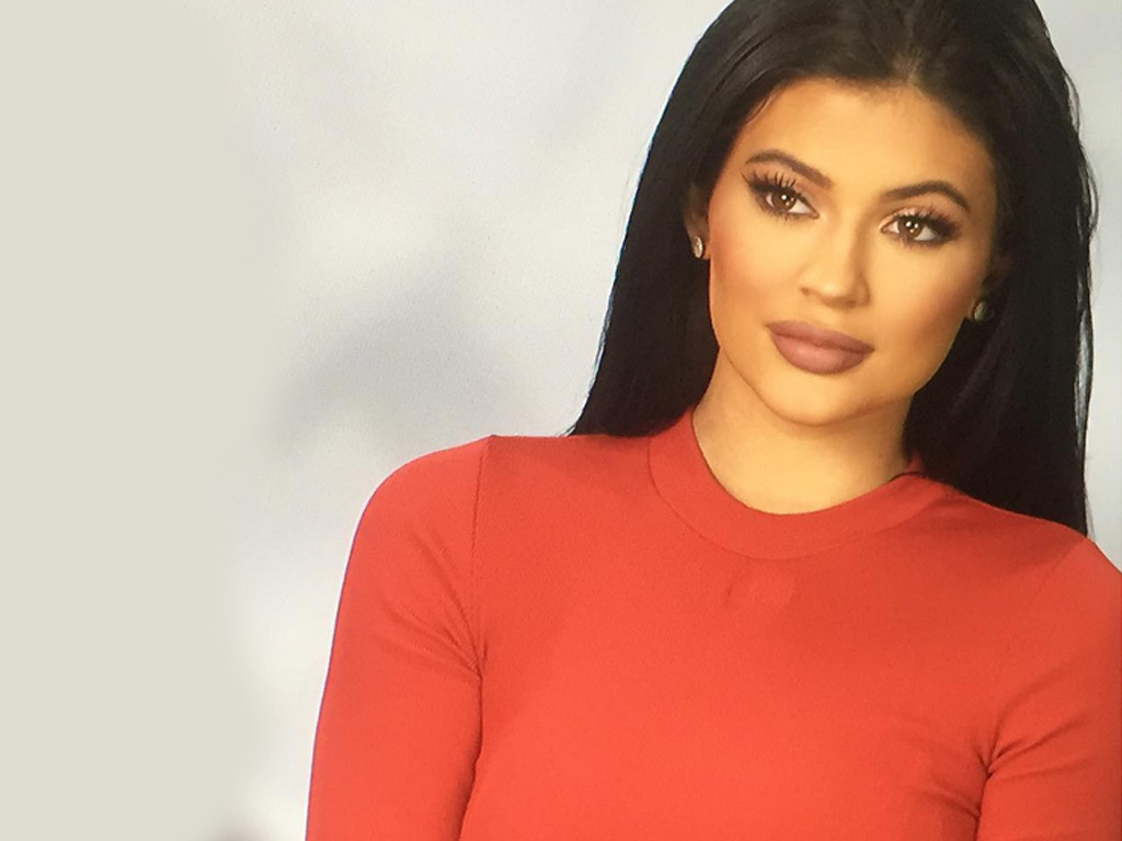 Kylie Jenner Hq Wallpapers - Kylie Jenner Makeup Looks Red Dress - HD Wallpaper 