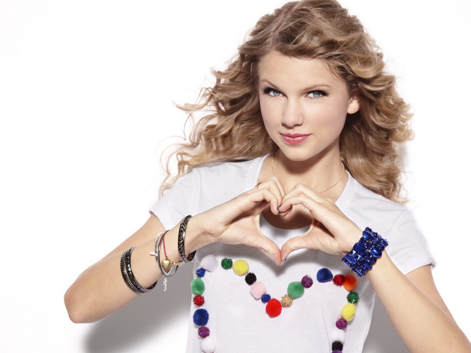 Taylor Swift Wallpaper Hd - Taylor Swift Heart Hands - HD Wallpaper 
