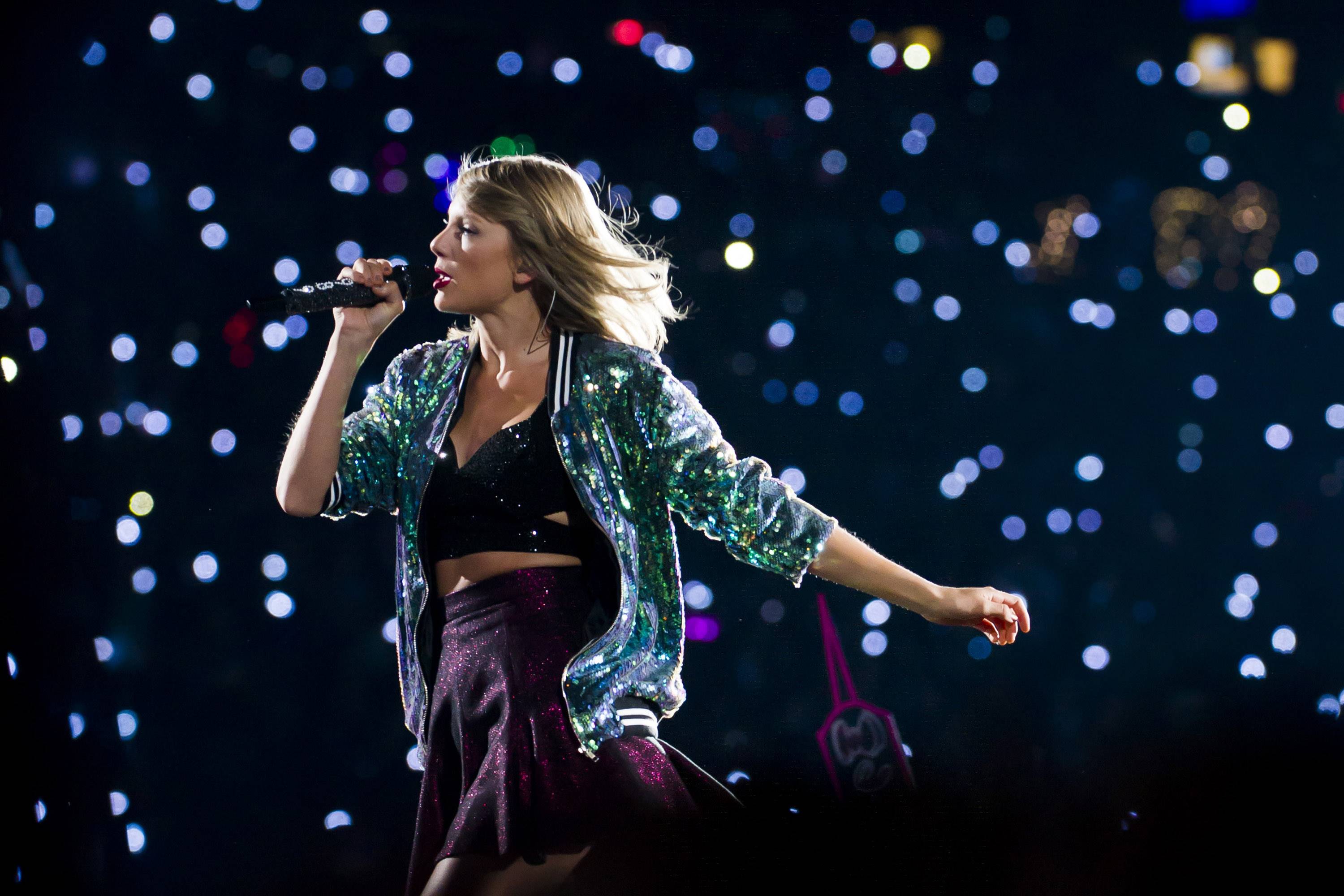 Taylor Swift Wallpaper - Taylor Swift Performing 1989 - HD Wallpaper 