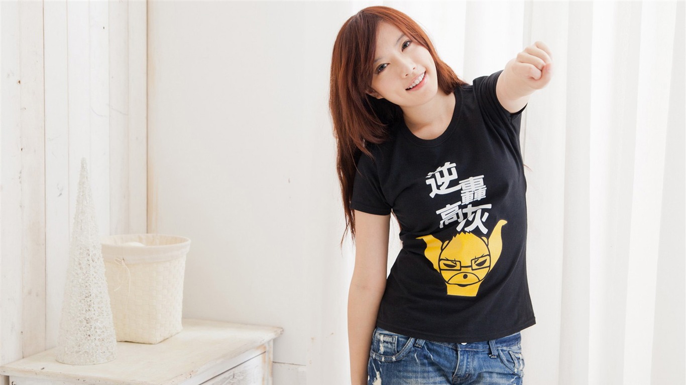 Korean Cute Girl-photo Hd Wallpaper2015 - Asian Girl Wearing Jeans Shorts - HD Wallpaper 