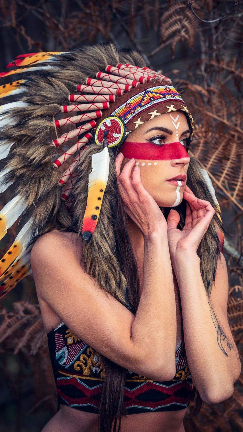 Girl Headdress Native American 4k Ultra Hd Mobile Wallpaper - Native American Girl Headdress - HD Wallpaper 