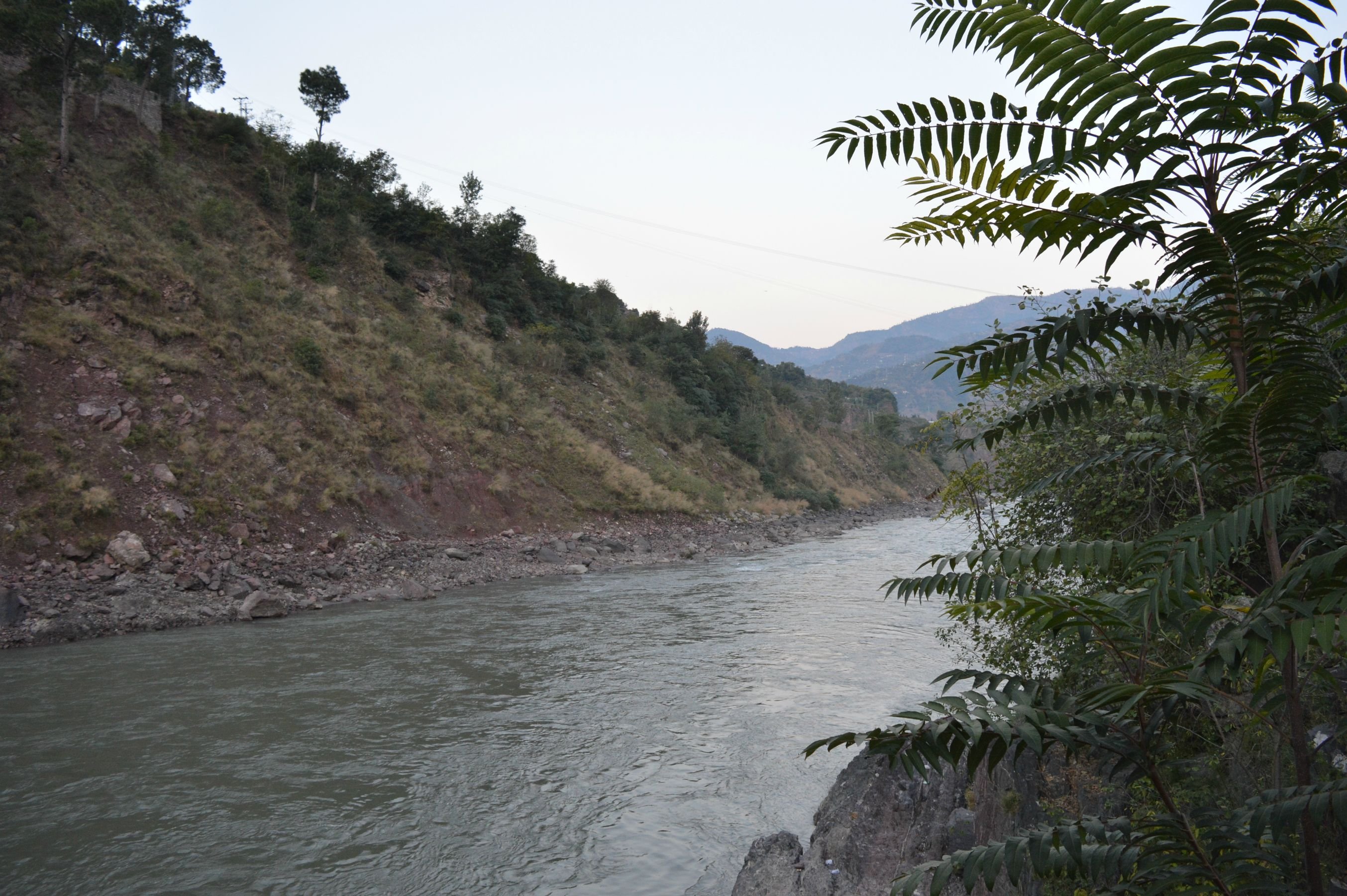 Neelum River At Ajk Of Pakistan Wallpaper - Mountain River - HD Wallpaper 
