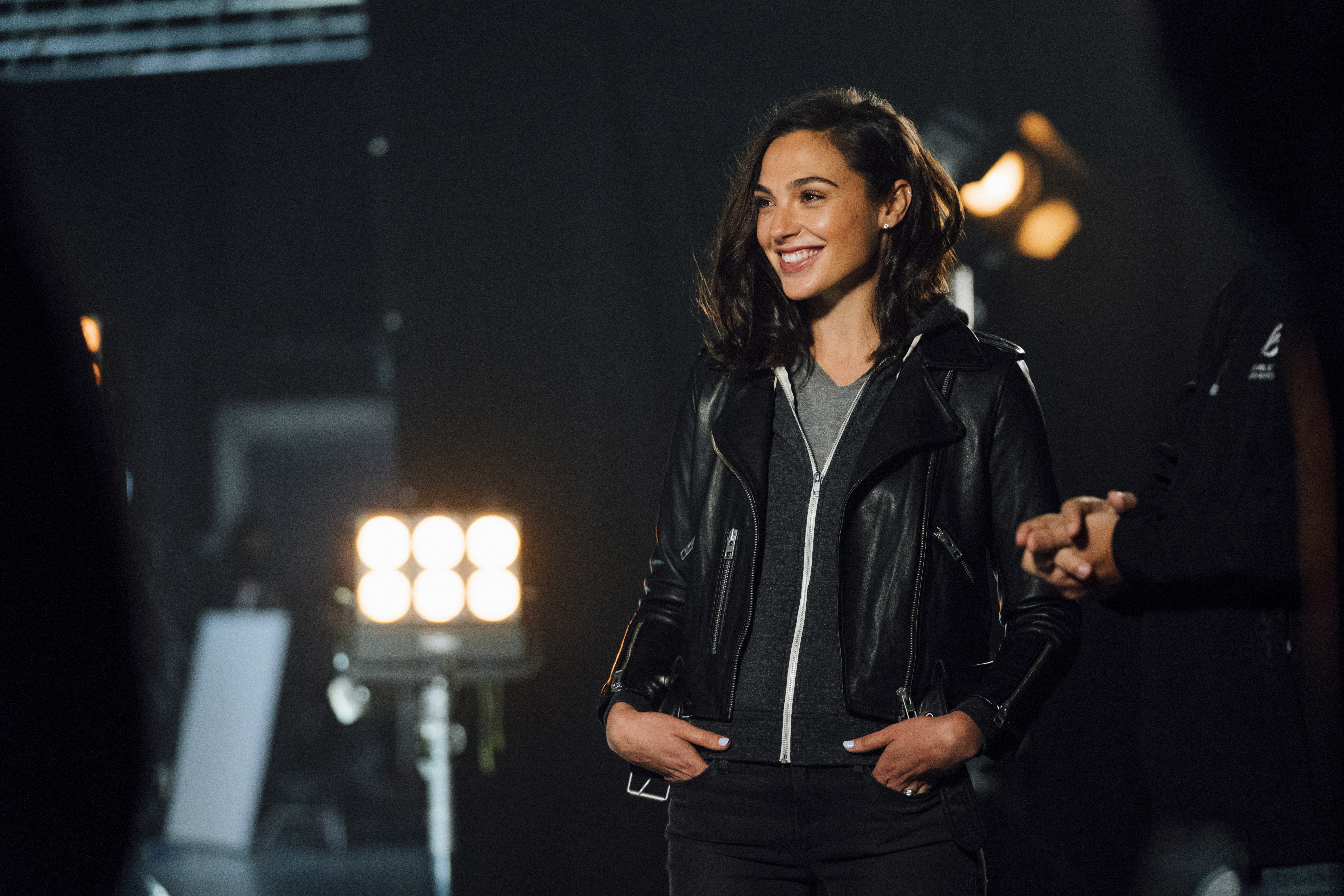 Gal Gadot Wallpaper Smile - HD Wallpaper 