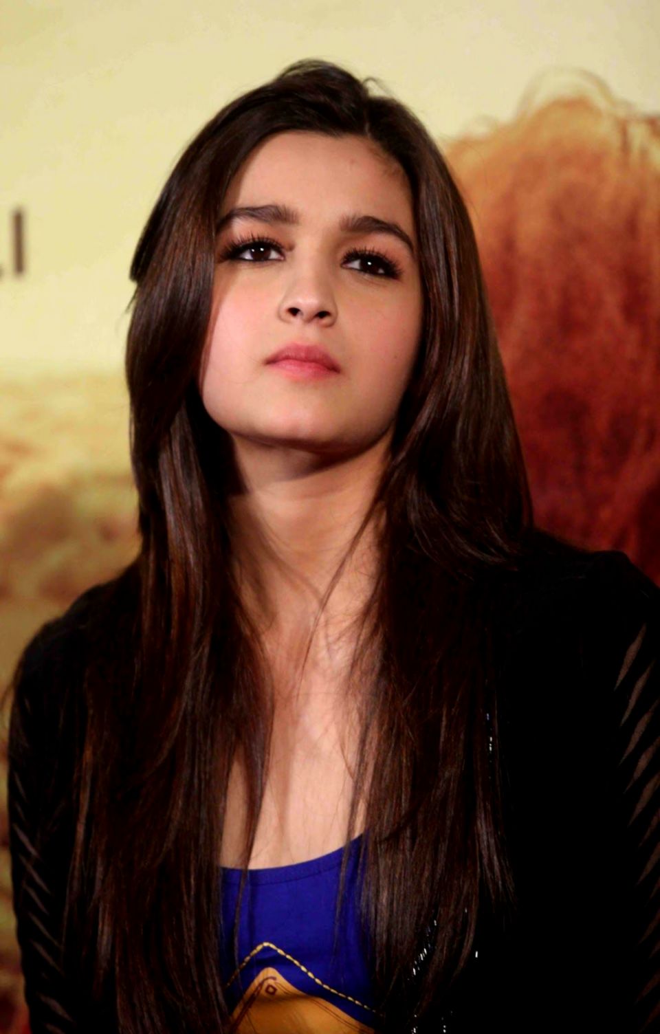 Alia Bhatt Wallpaper For Mobile - Actress With Baby Face - HD Wallpaper 