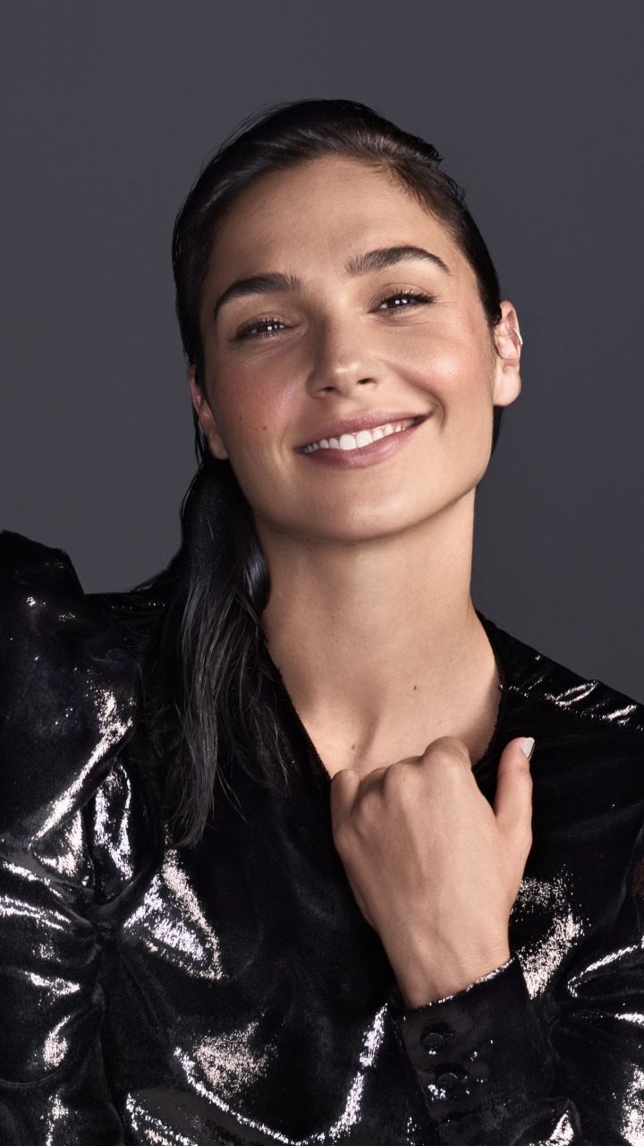 Gal Gadot Glamour 2017 - HD Wallpaper 