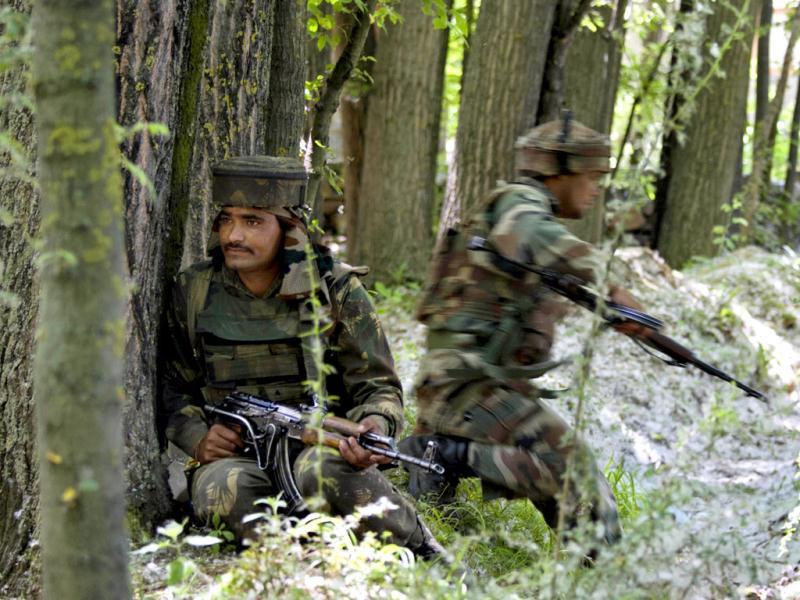 Indian Army Soldiers Take Position During A Gunbattle - Indian Army Action - HD Wallpaper 