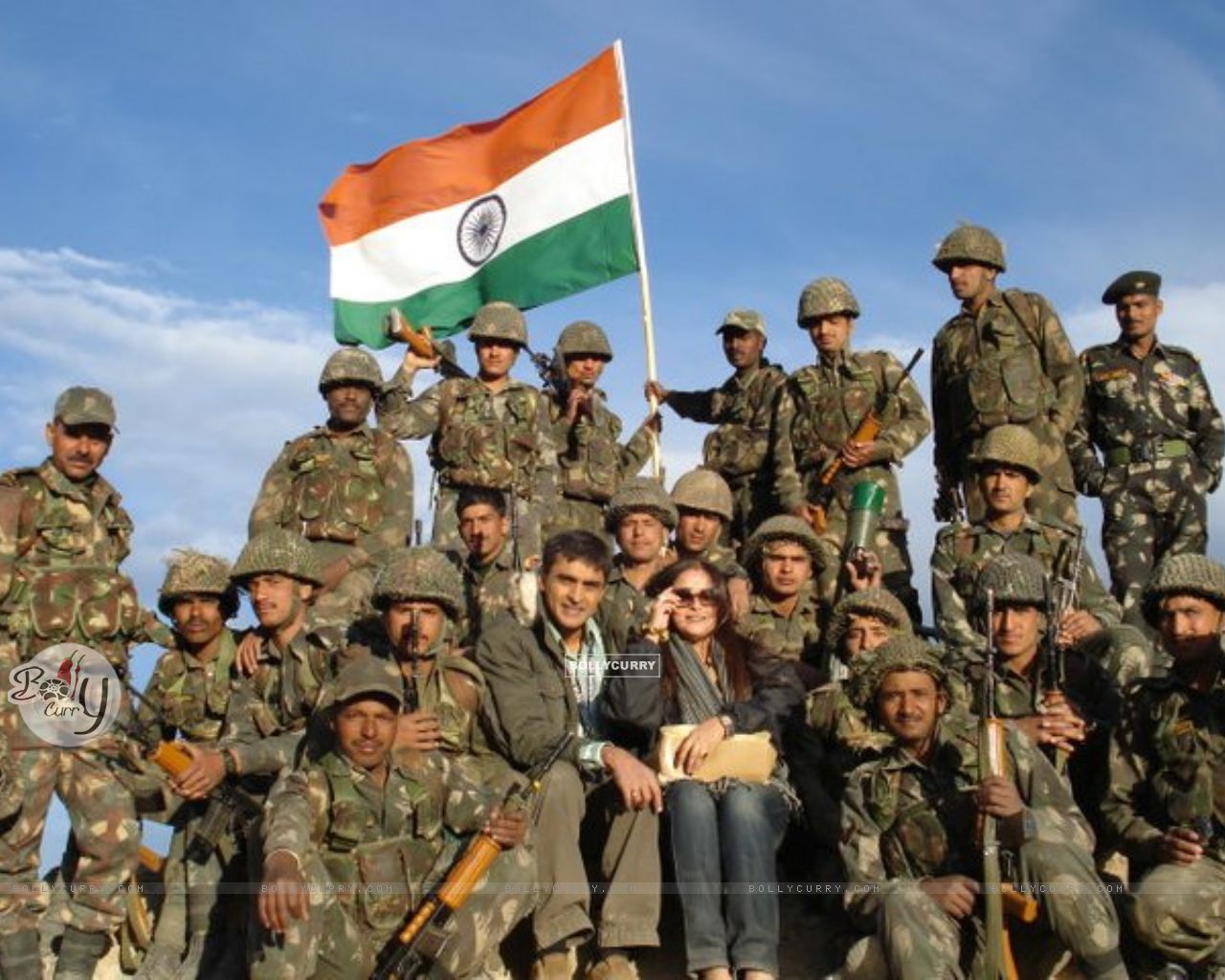 Mohnish Bahl & His Wife With Indian Army Size - Indian Army Group Photo Hd - HD Wallpaper 