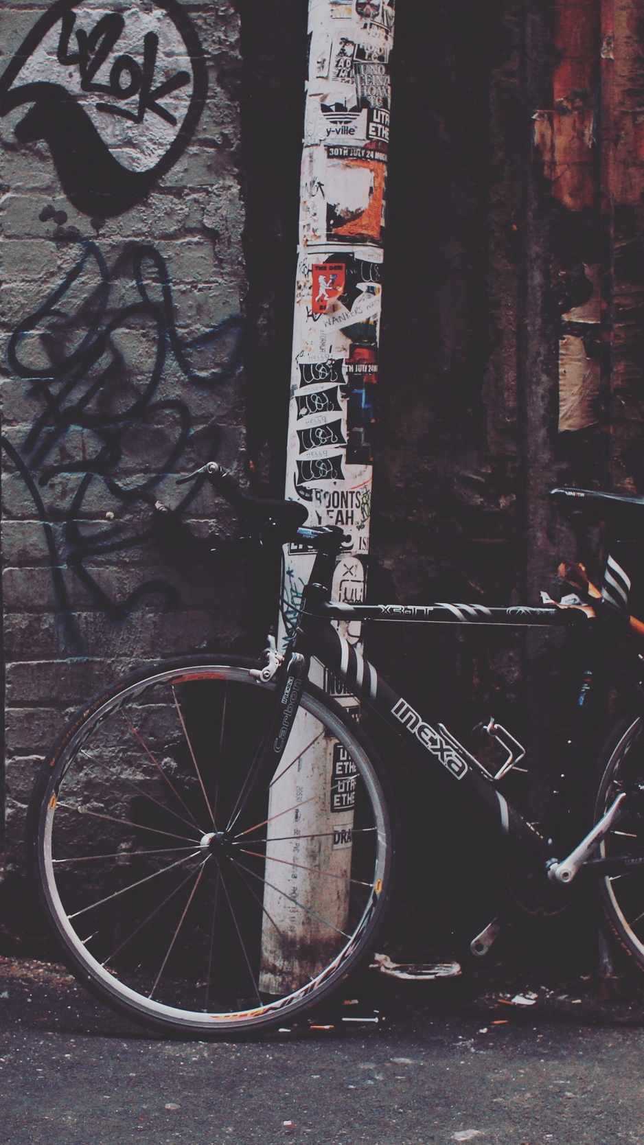 Wallpaper Bicycle, Yard, Graffiti - Iphone 7 Graffiti Wallpaper Hd - HD Wallpaper 