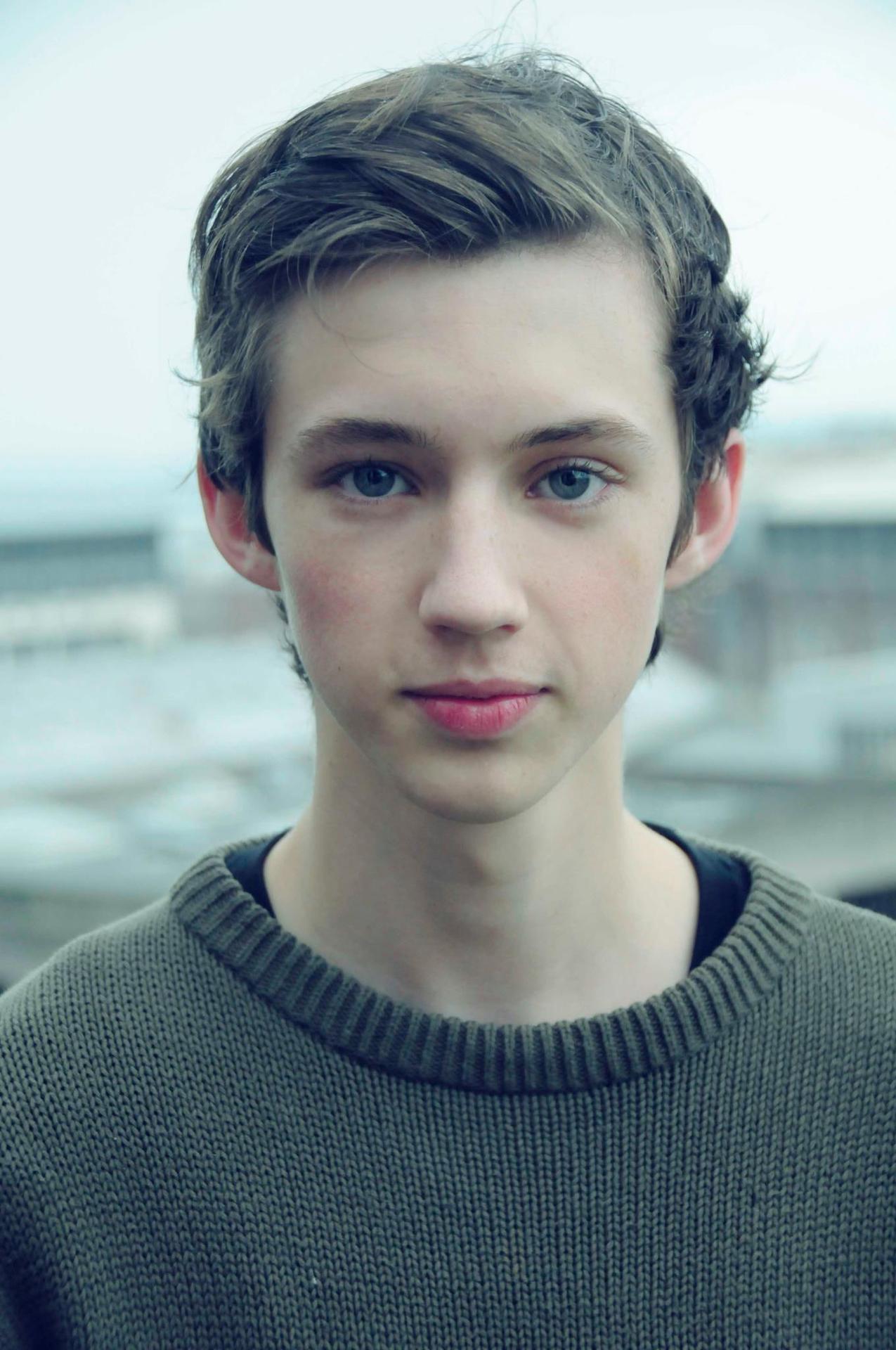 Troye Sivan - Troye Sivan At 17 - HD Wallpaper 
