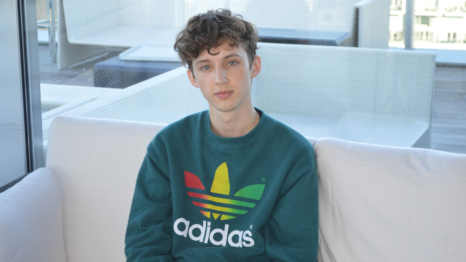 Troye Sivan Hd Background - Boy - HD Wallpaper 