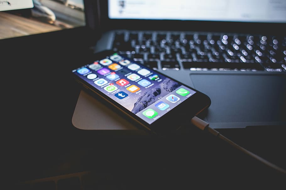 Iphone 6 Connected To Itunes, Macbook, Pro, Technology, - Macbook Pro Iphone 6 - HD Wallpaper 