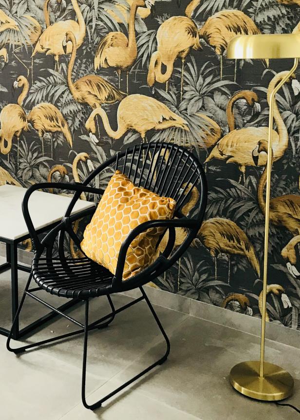 Tropical Black And Gold Room With Flamingo Wallpaper - Black And Gold Flamingo - HD Wallpaper 
