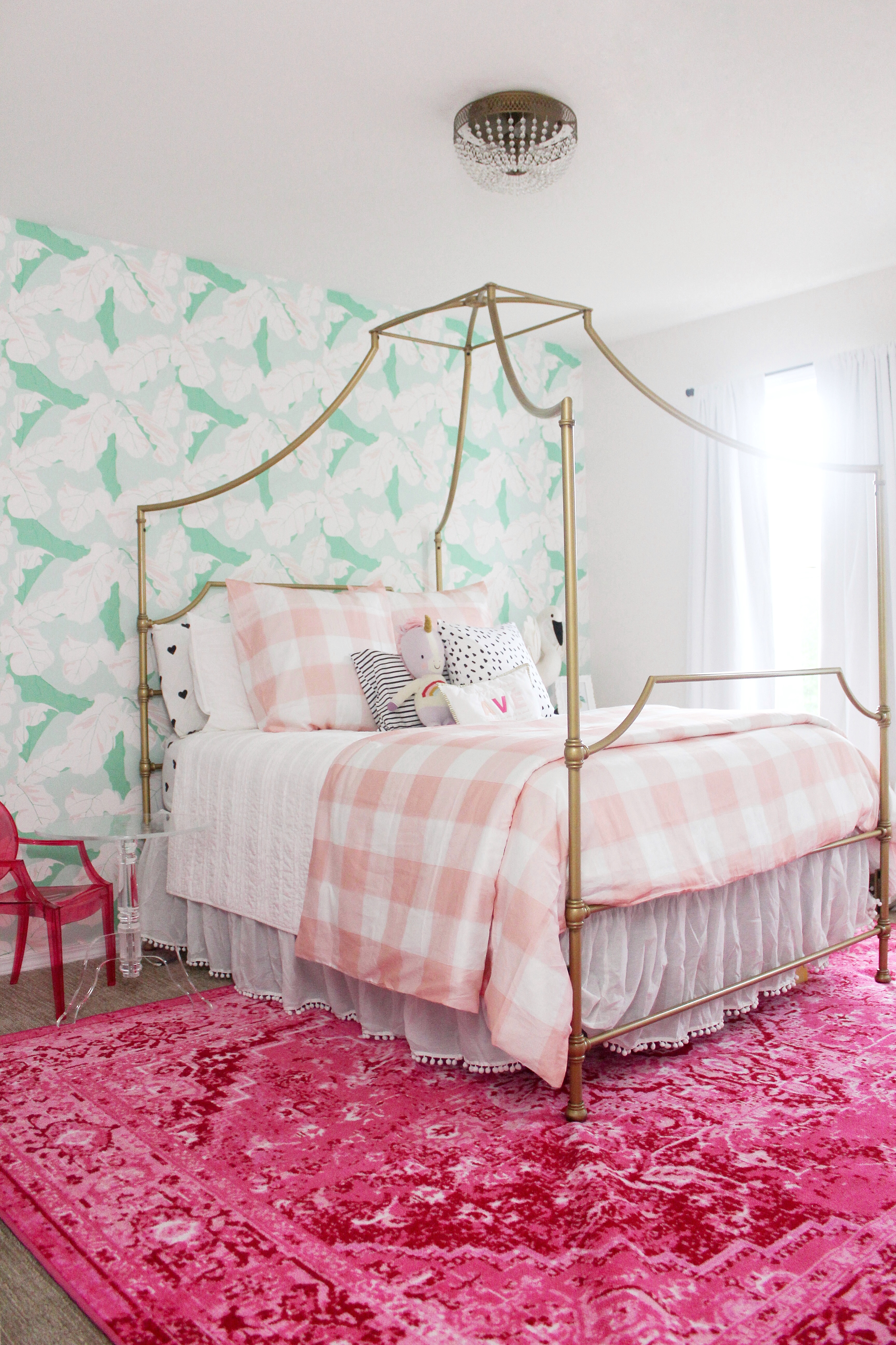 Toddler Girl Room With Gold Bed And Green And Pink - Bed Frame - HD Wallpaper 