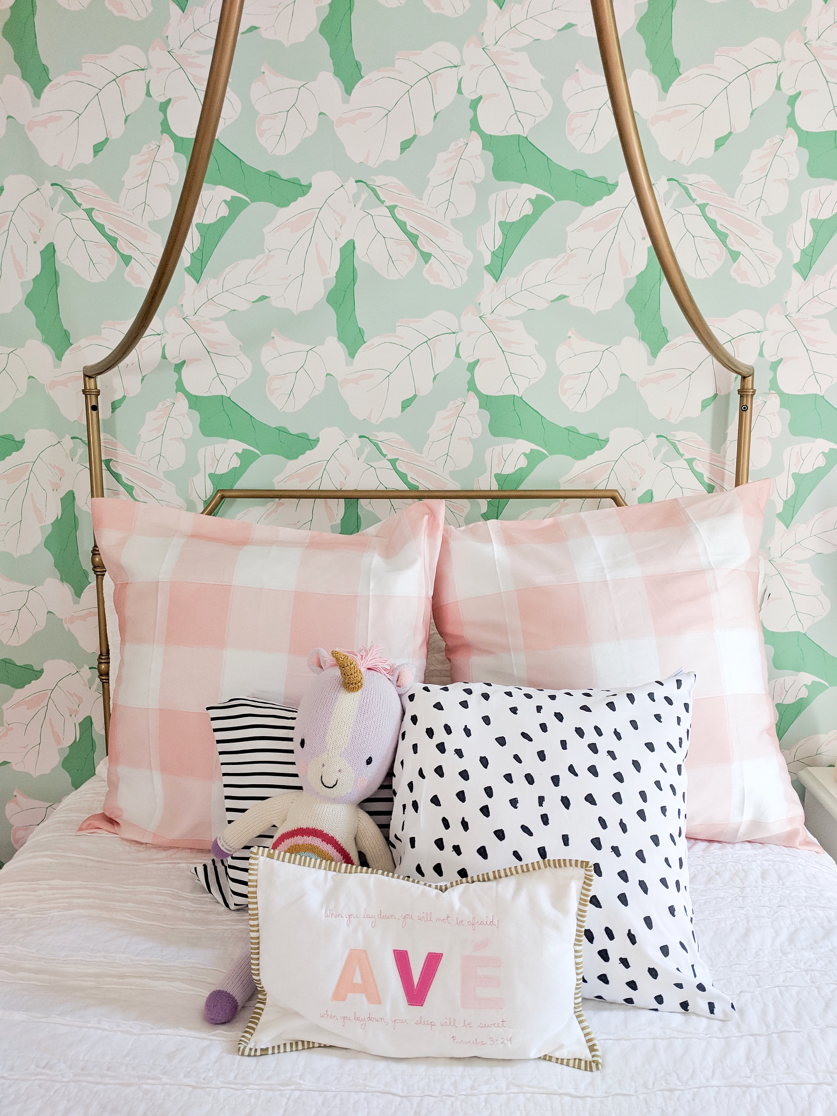 Toddler Girl Room With Pink And Green Wallpaper - Living Room - HD Wallpaper 