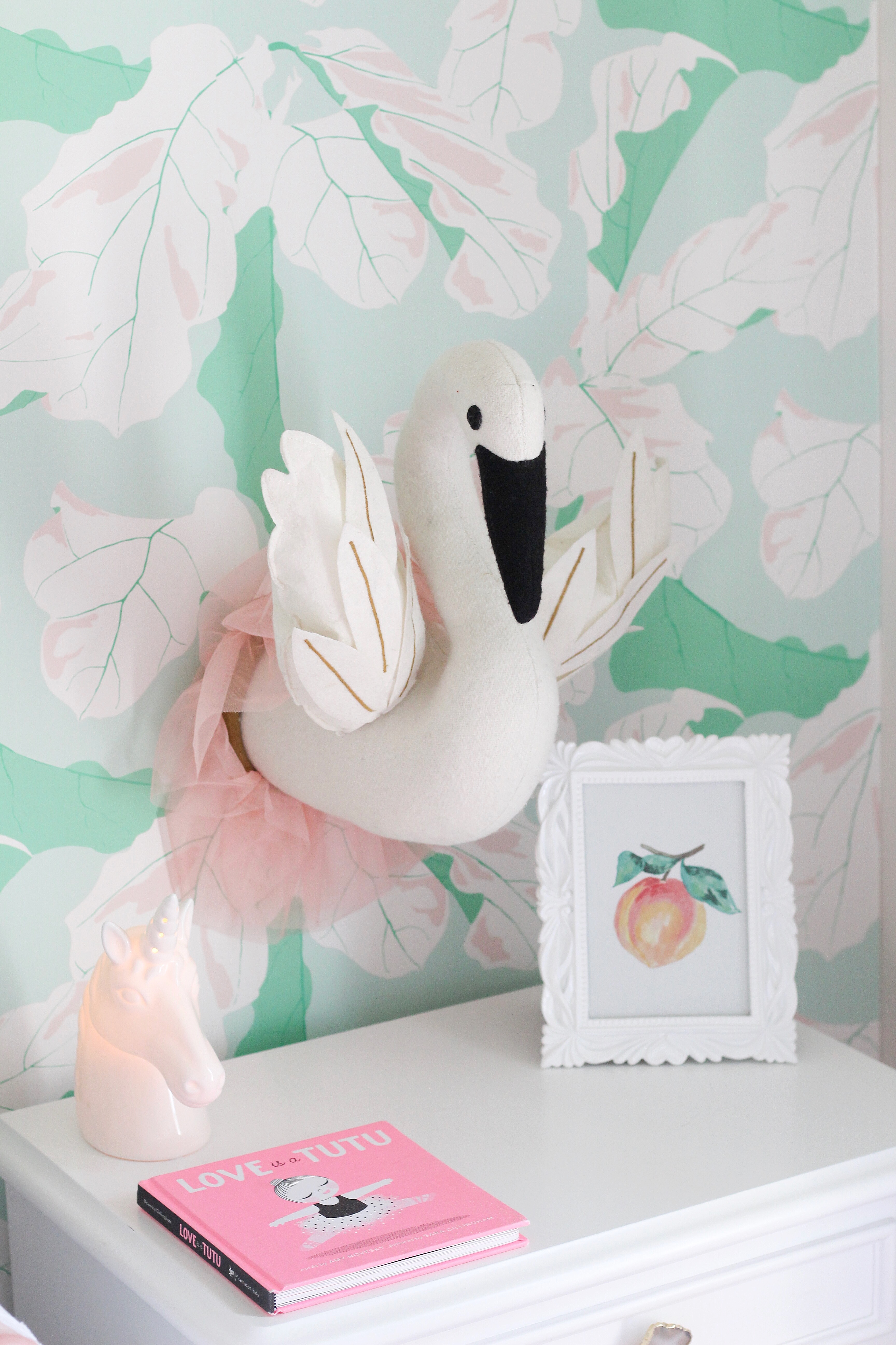 Toddler Room With Green And Pink Wallpaper - Swan - HD Wallpaper 