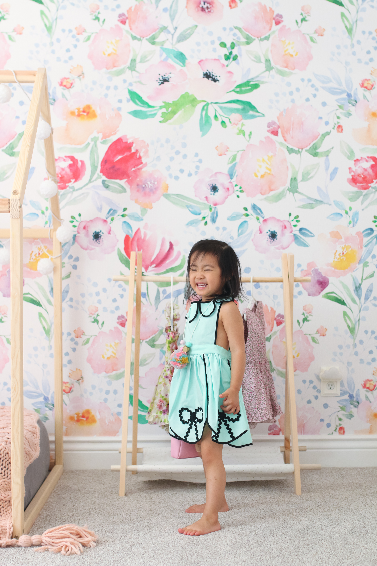 Decorating An Accent Wall With Vinyl Wallpaper By Utah - Girl - HD Wallpaper 