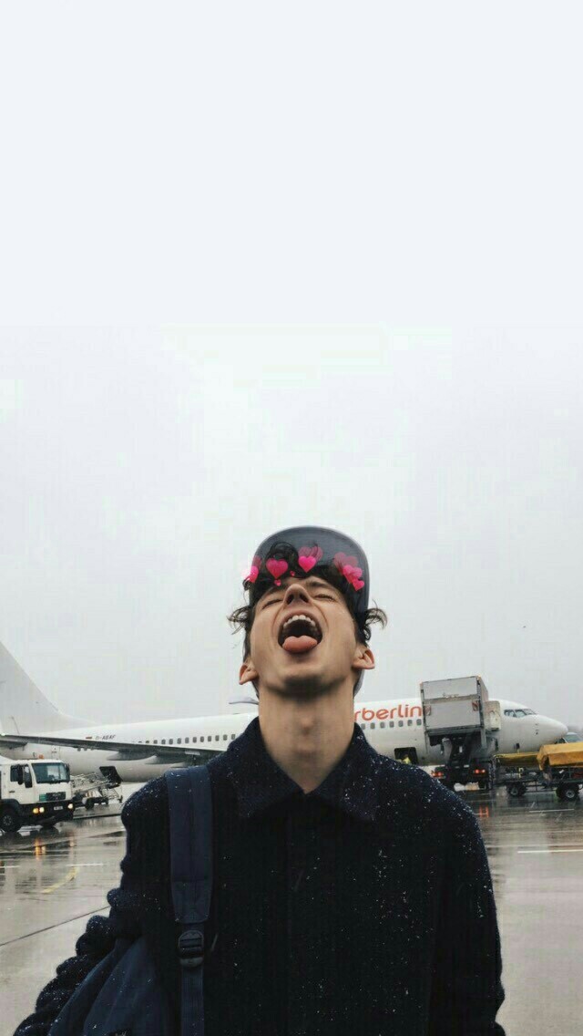 Troye Sivan, Troye, And Boy Image - Troye Sivan At The Airport - HD Wallpaper 